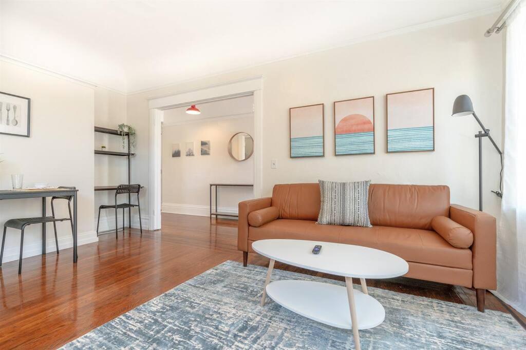 Newark Vacations - Modern Apt near all conveniences - Property Image 1