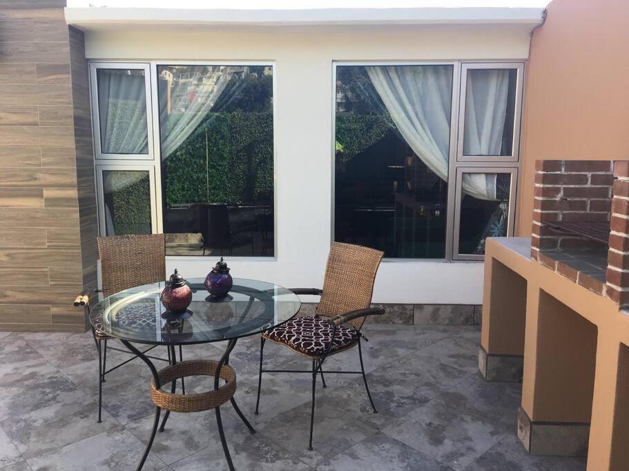 Hotel Hip Casa Beatles in downtown Gated Parking - Image 1