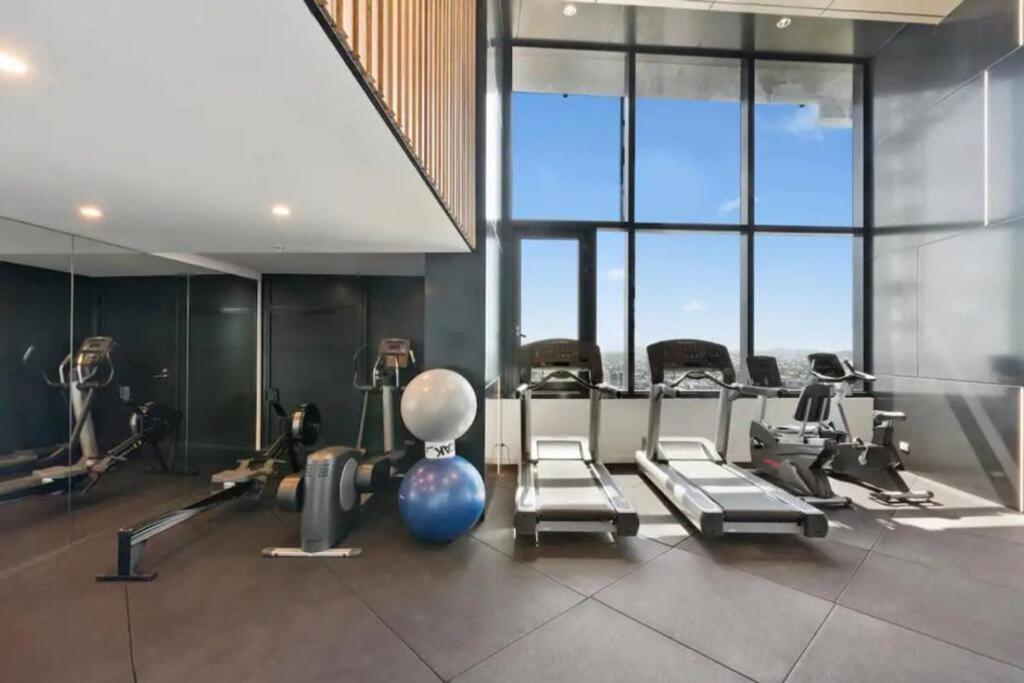 Executive River View 1 King Bed Apt CBD w Car Park