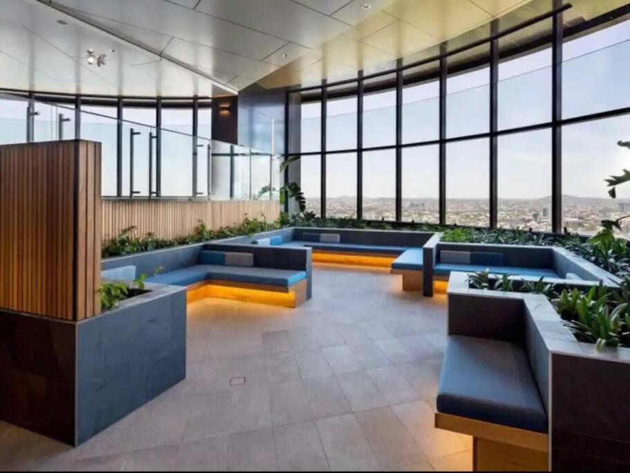 Executive River View 1 King Bed Apt CBD w Car Park