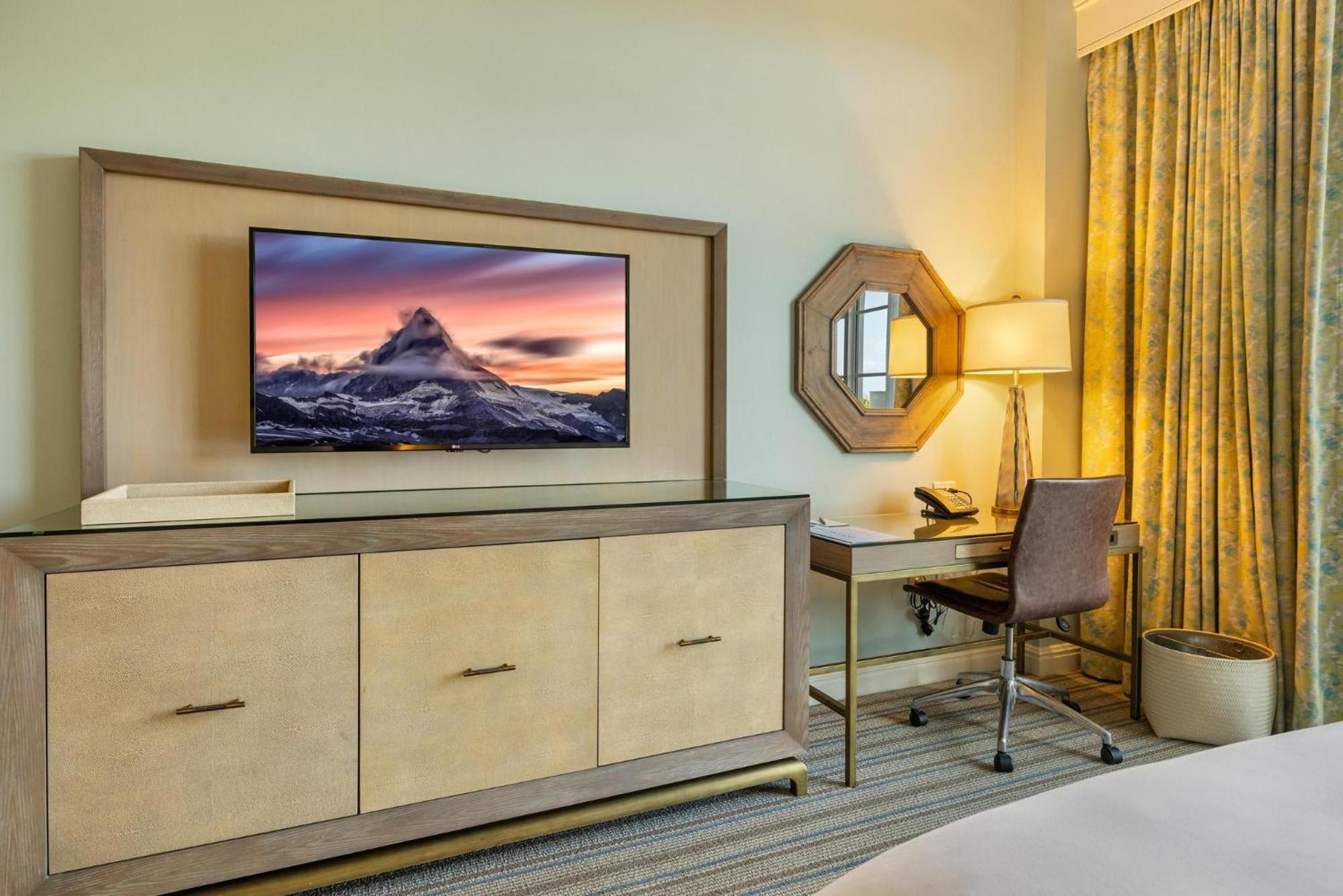 Charming 5 Star Condo Unit Situated at Ritz Carlton-Key Biscayne