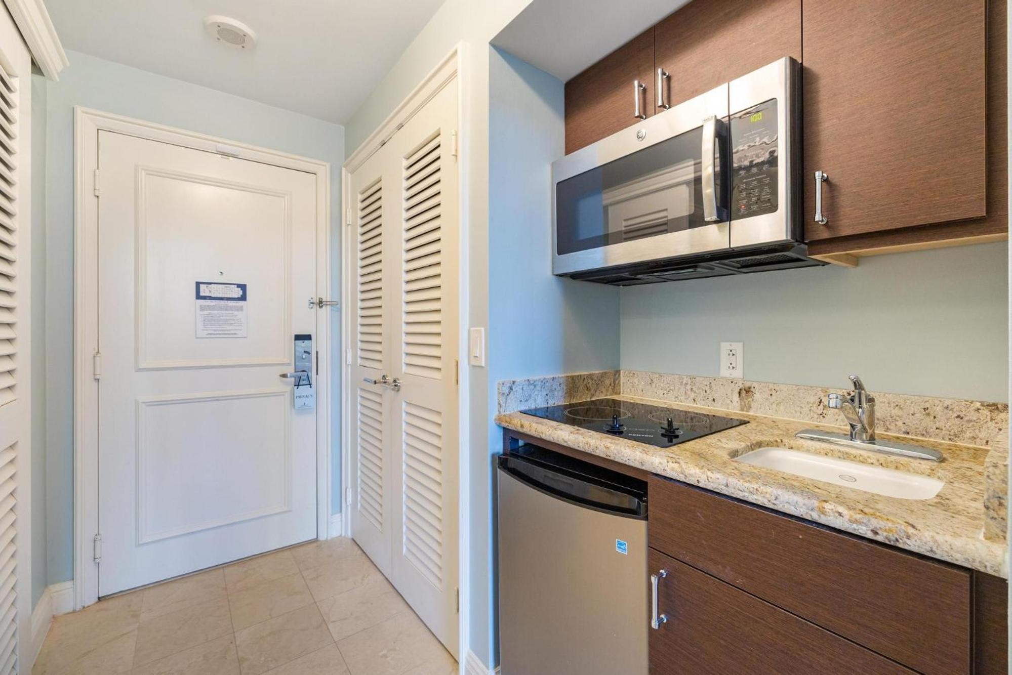 Charming 5 Star Condo Unit Situated at Ritz Carlton-Key Biscayne