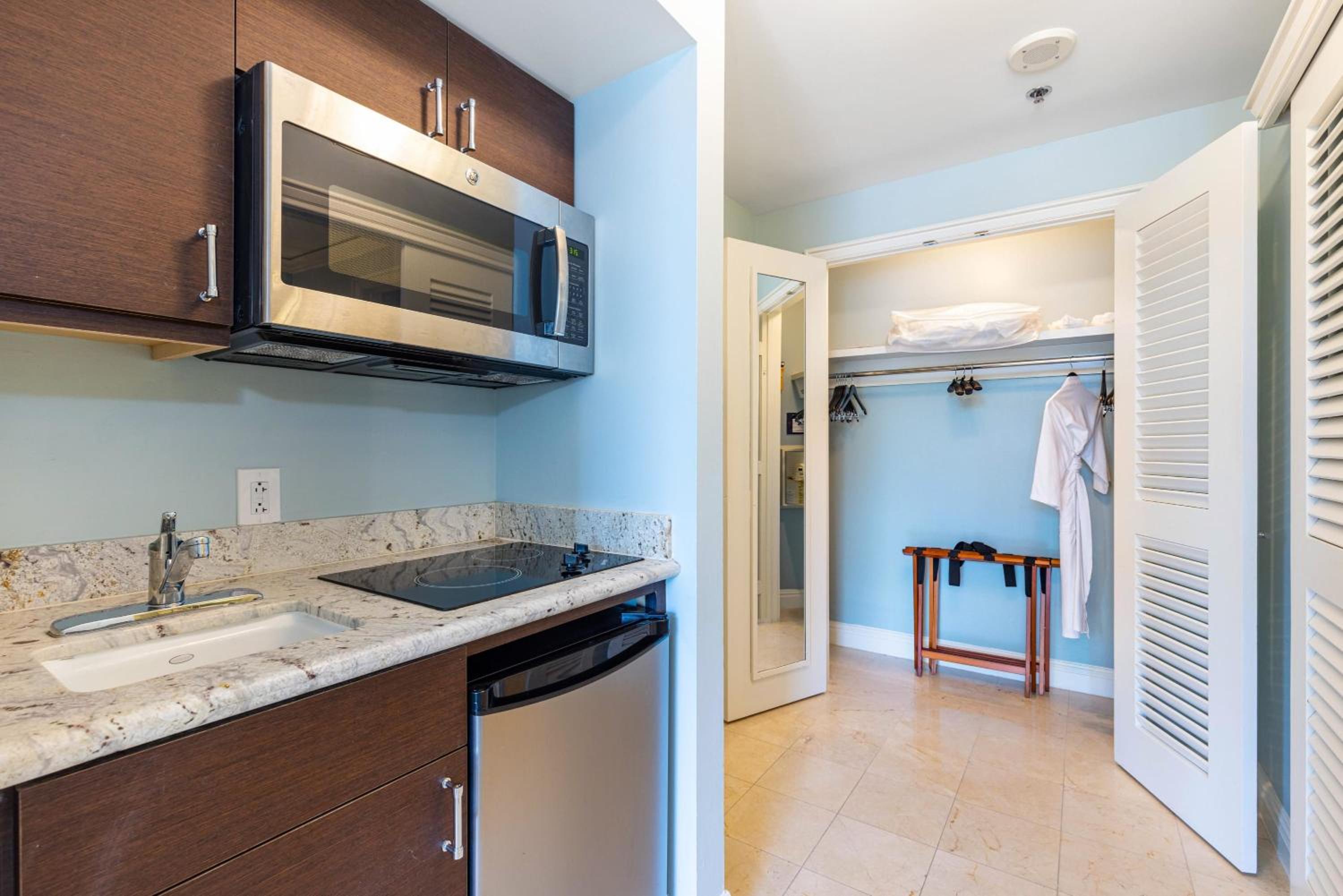 Lovely Deluxe Unit Located at Ritz Carlton - Key Biscayne!