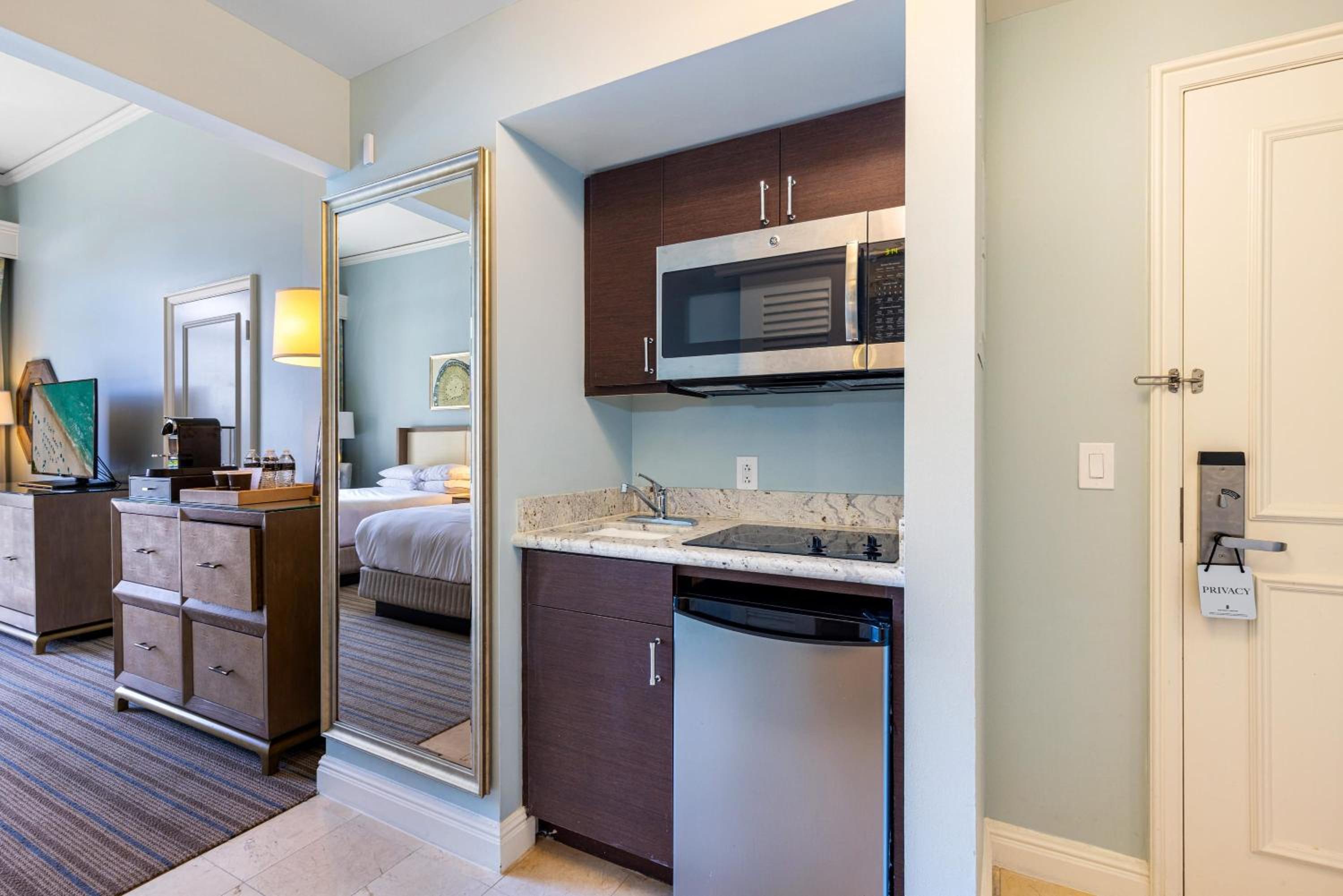Lovely Deluxe Unit Located at Ritz Carlton - Key Biscayne!
