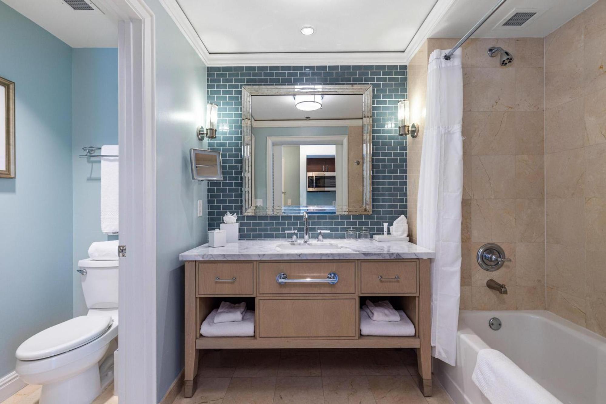 Lovely Deluxe Unit Located at Ritz Carlton - Key Biscayne!