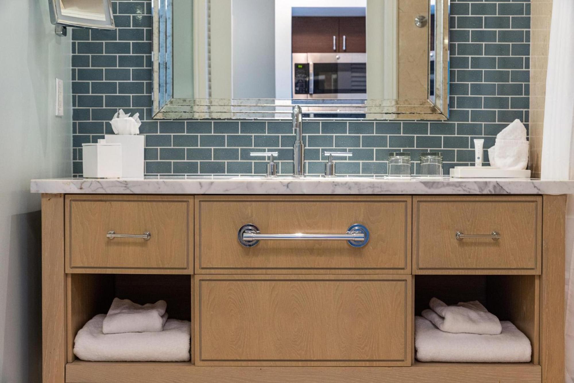 Lovely Deluxe Unit Located at Ritz Carlton - Key Biscayne!