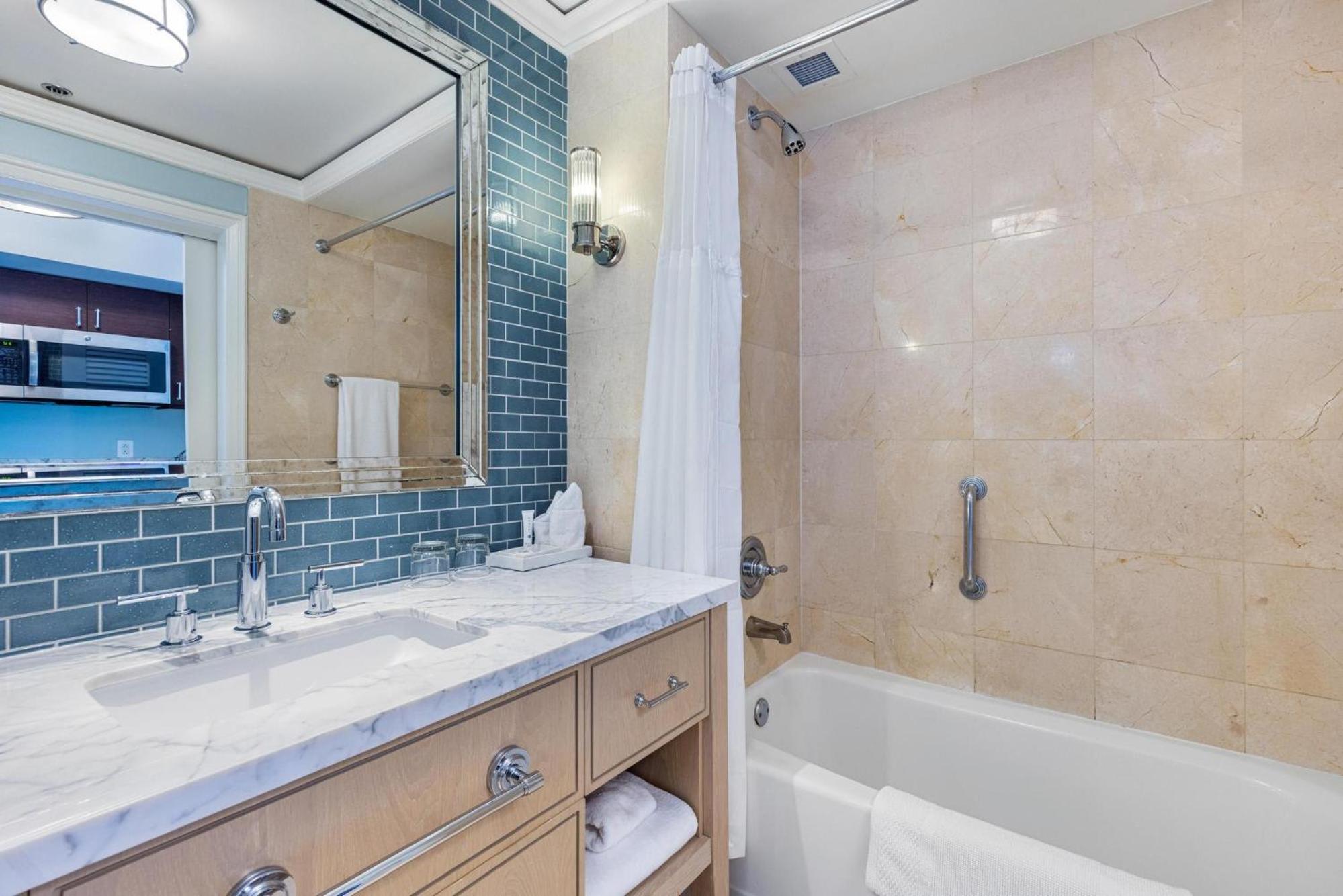 Lovely Deluxe Unit Located at Ritz Carlton - Key Biscayne!