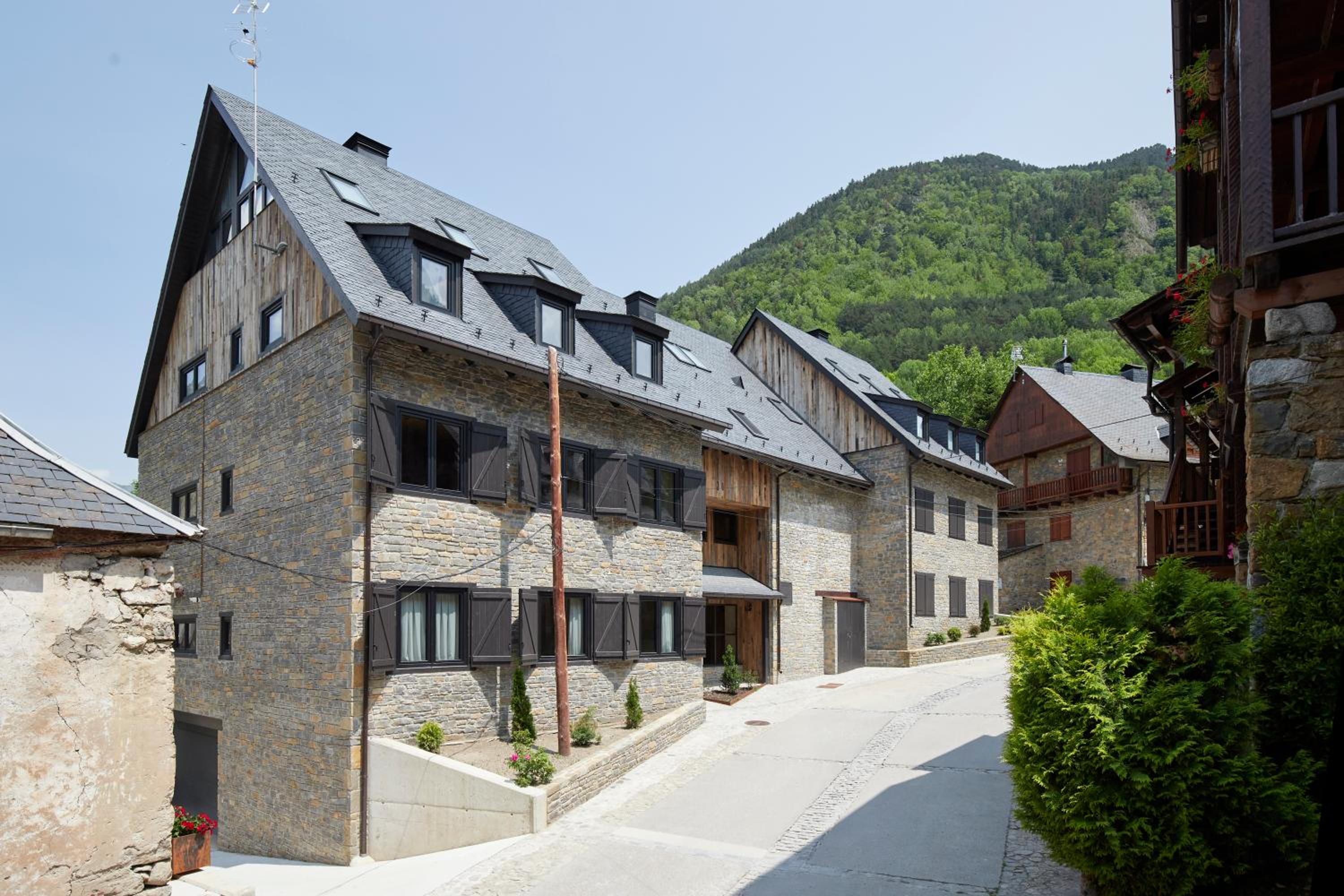 Nheu d'Arties by FeelFree Rentals