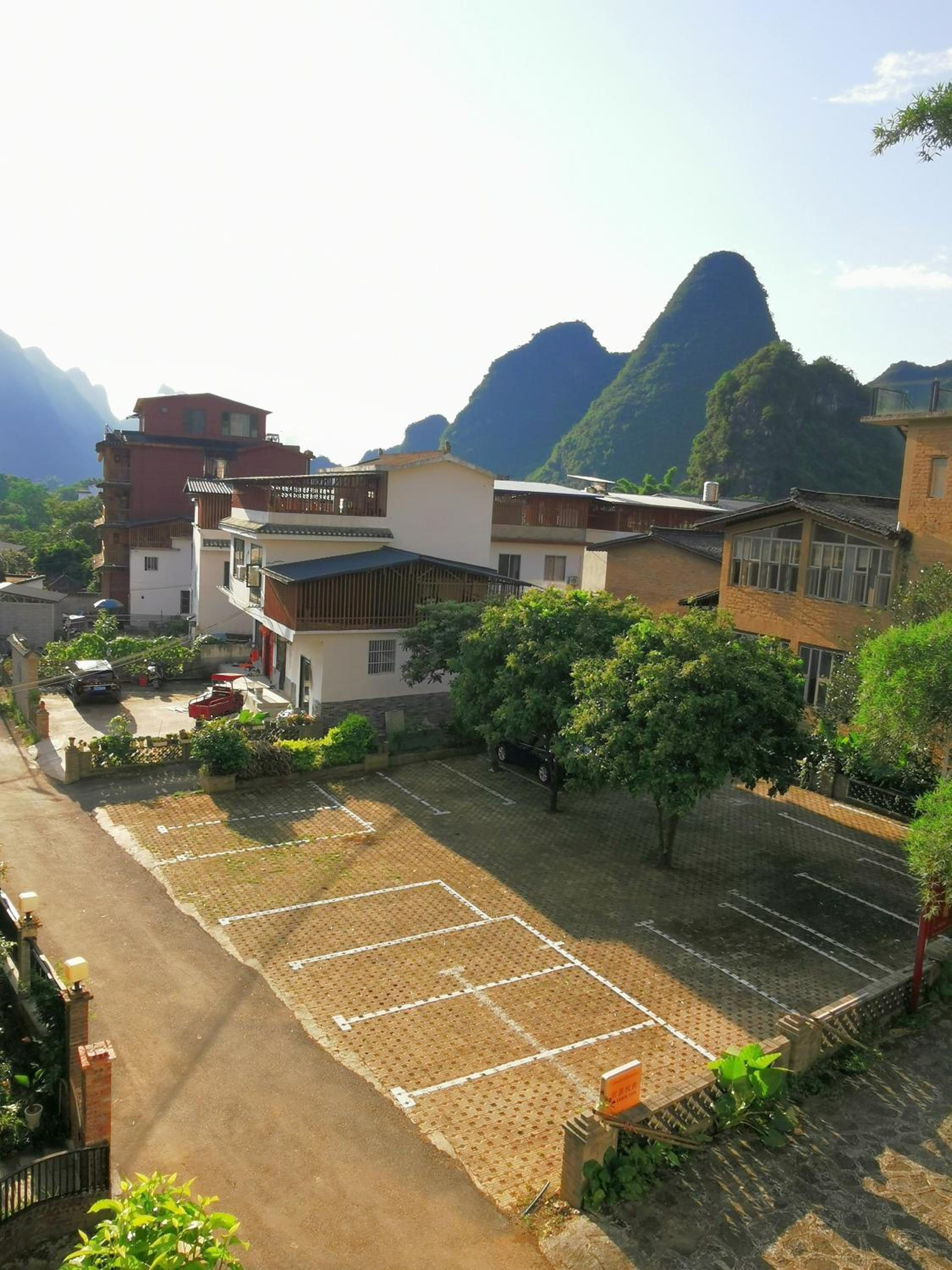 Yangshuo Eden's Social Guesthouse - Wake up to a hearty Western breakfast & fresh craft coffee & night beers & outdoor activities
