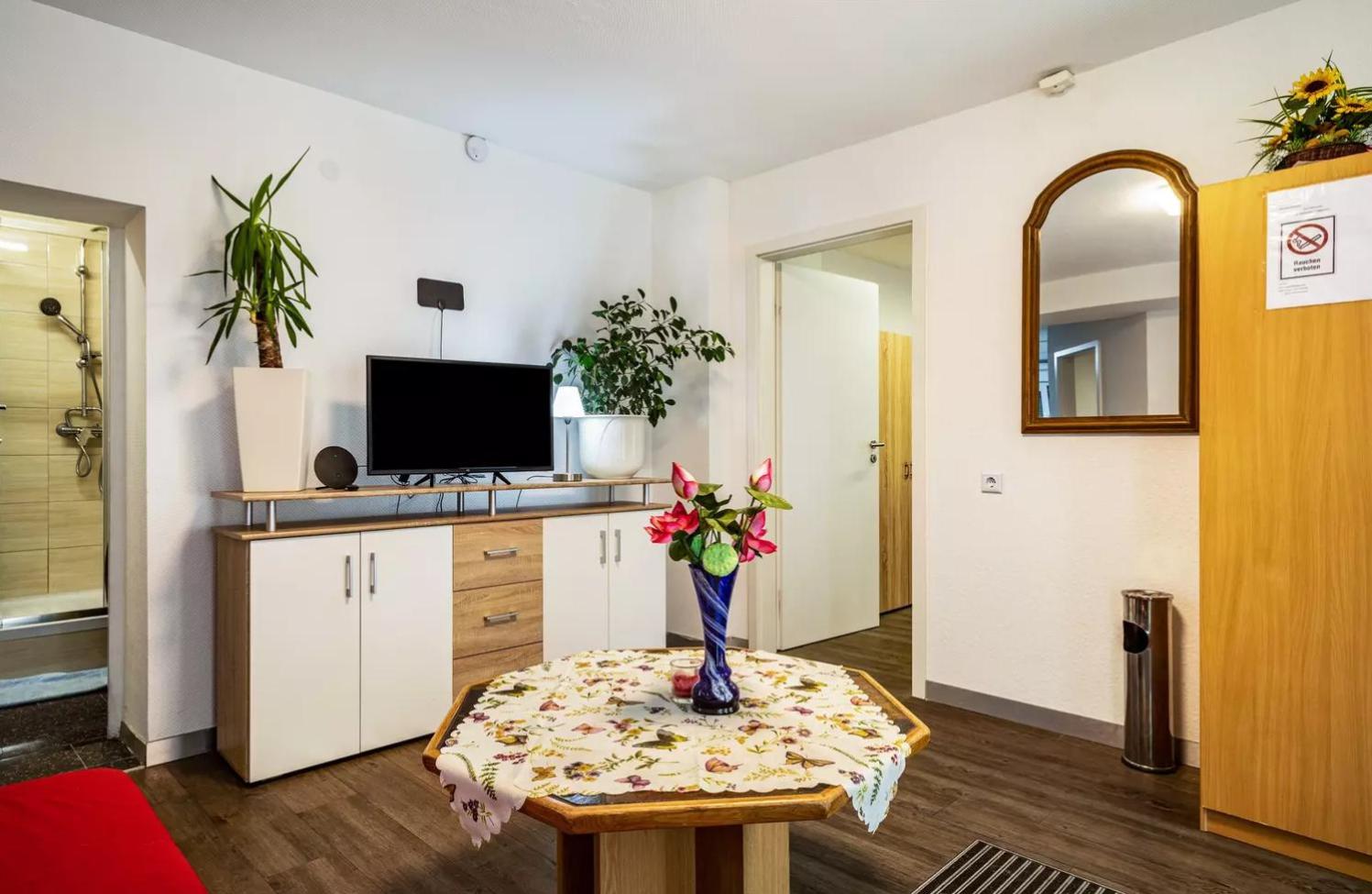 NGUYEN LE 3 Schlafzimmer, 7 Bette,Dusche, 2 WC , Küche ab 2 Übernachtungen