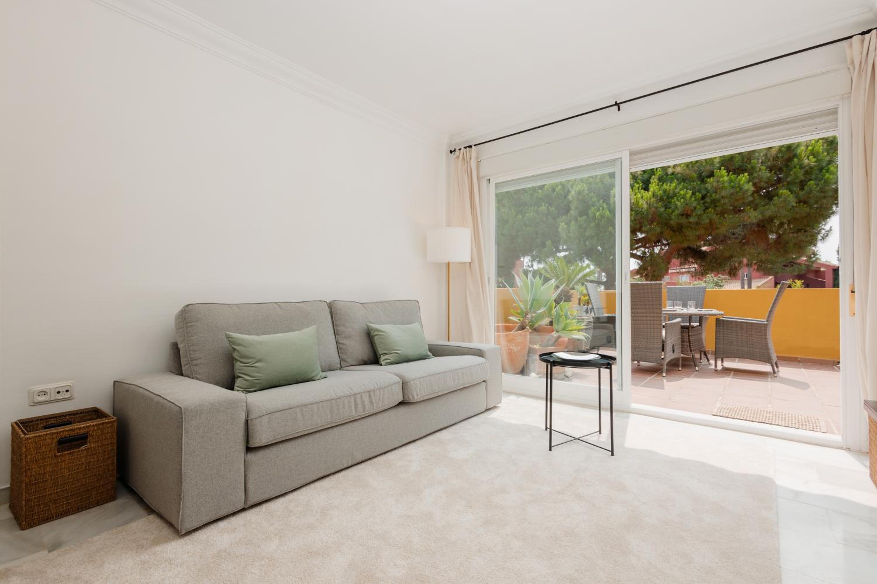 Apartment, close to beaches, restaurants and supermarkets, in urb. Marbella Park Beach, Elviria view 5