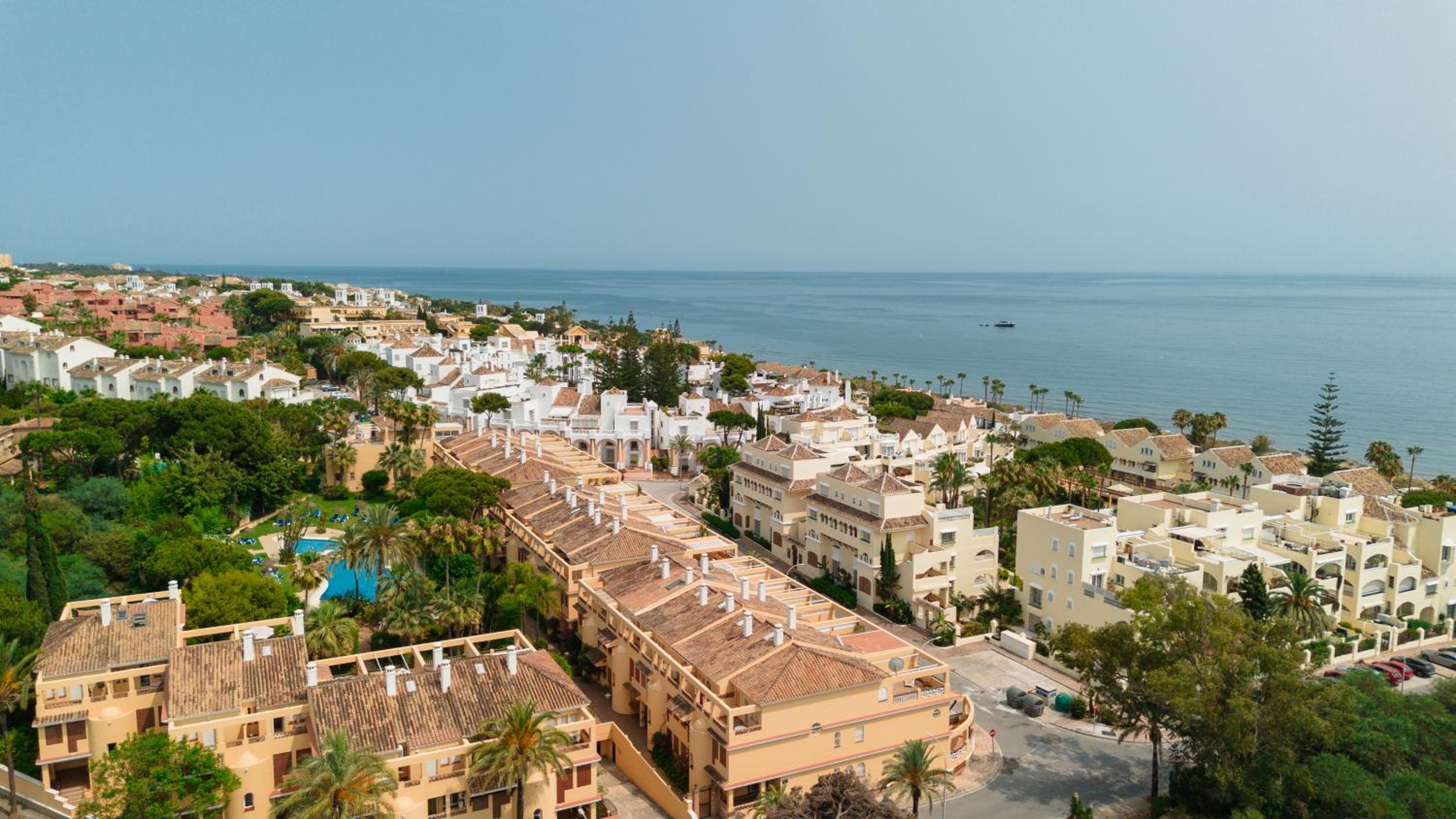 Apartment, close to beaches, restaurants and supermarkets, in urb. Marbella Park Beach, Elviria view 4