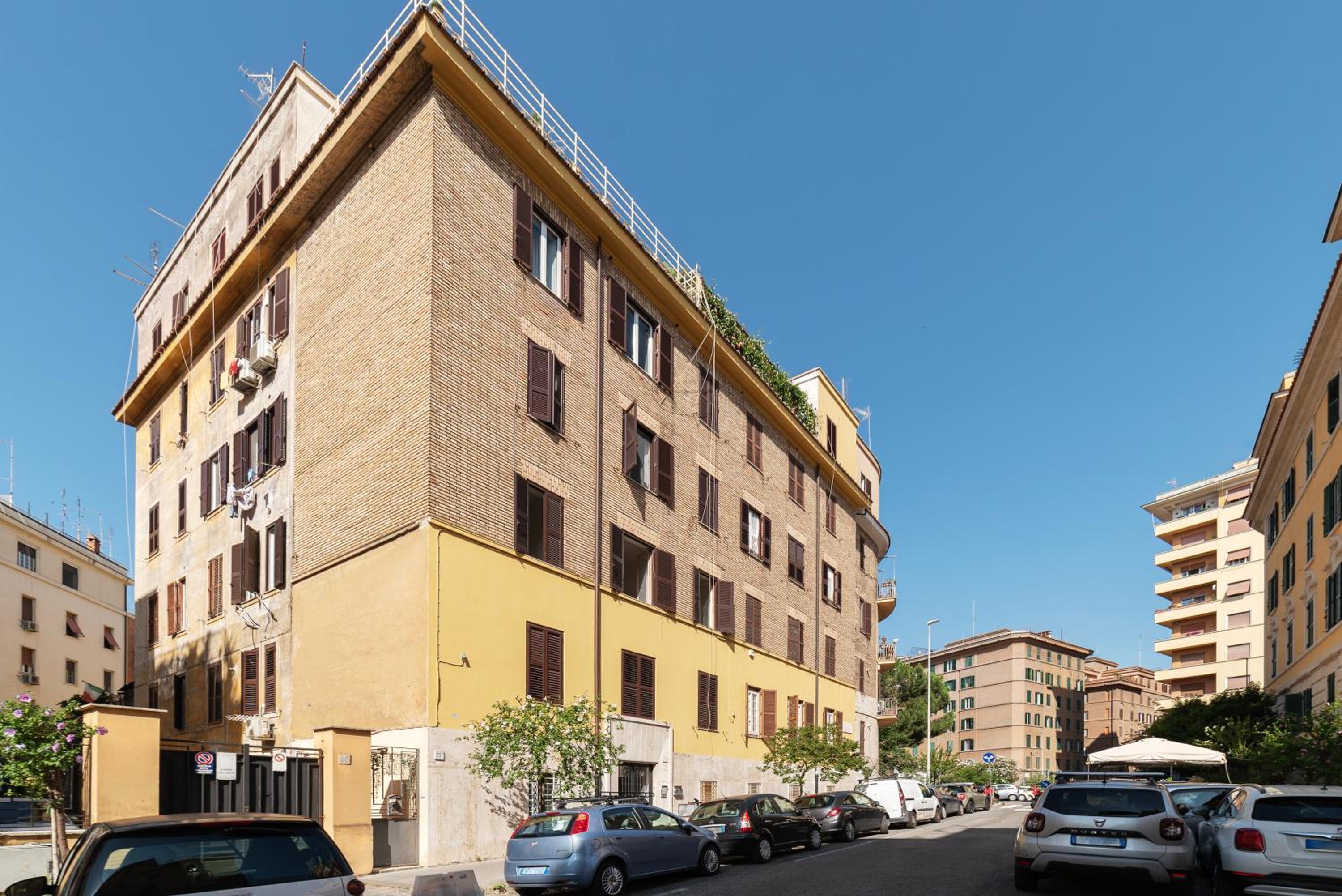 Eleonora Apartments