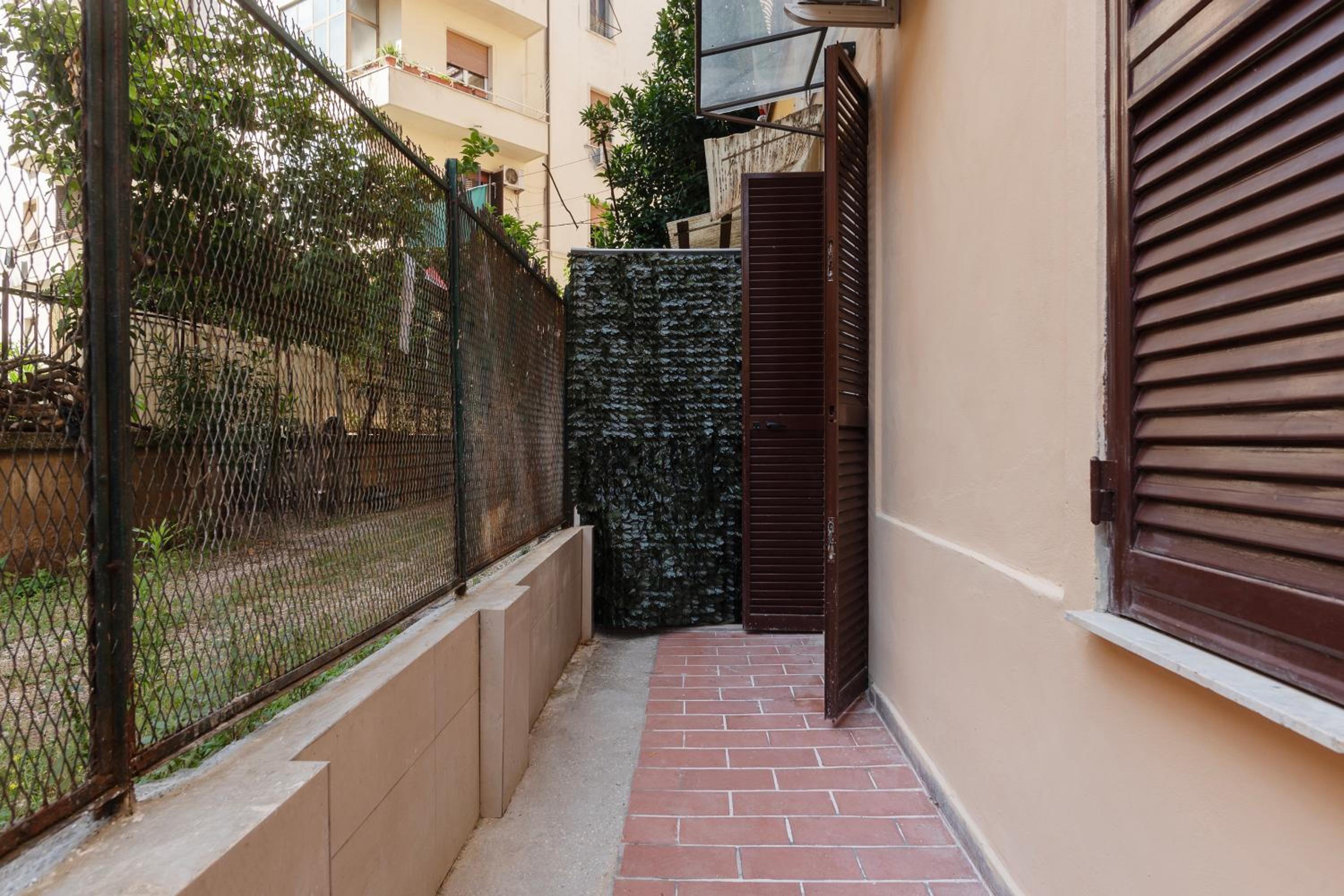 Eleonora Apartments