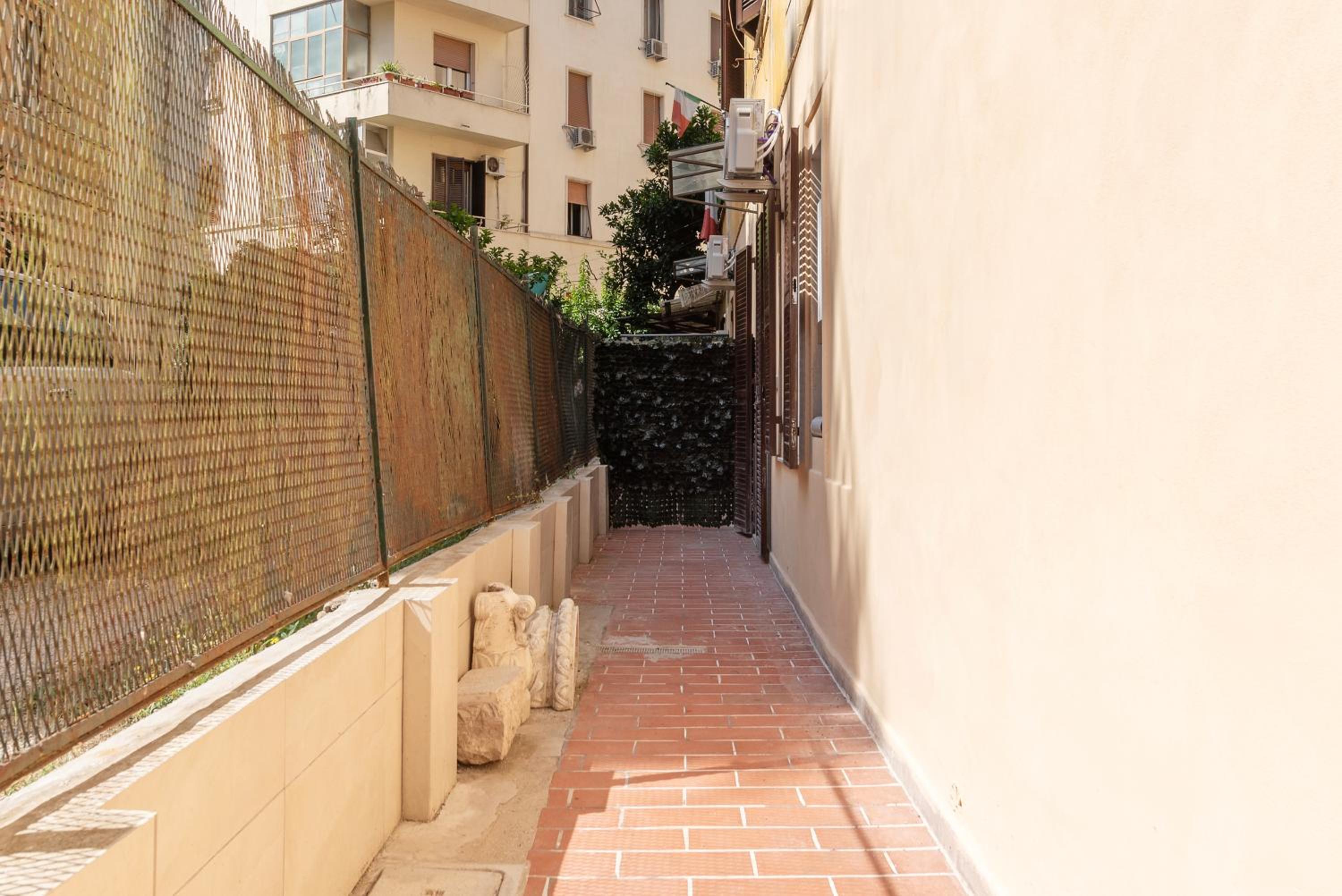 Eleonora Apartments