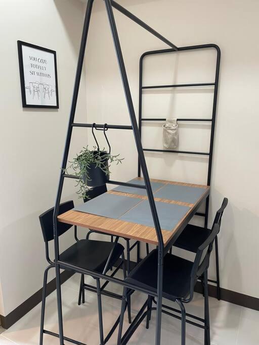 Modern & Sleek 1 BR Uptown Parksuites view 4