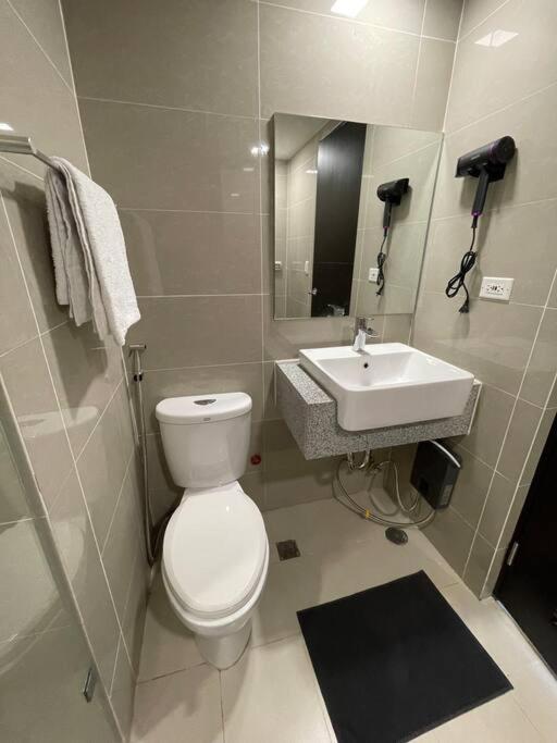 Modern & Sleek 1 BR Uptown Parksuites view 5