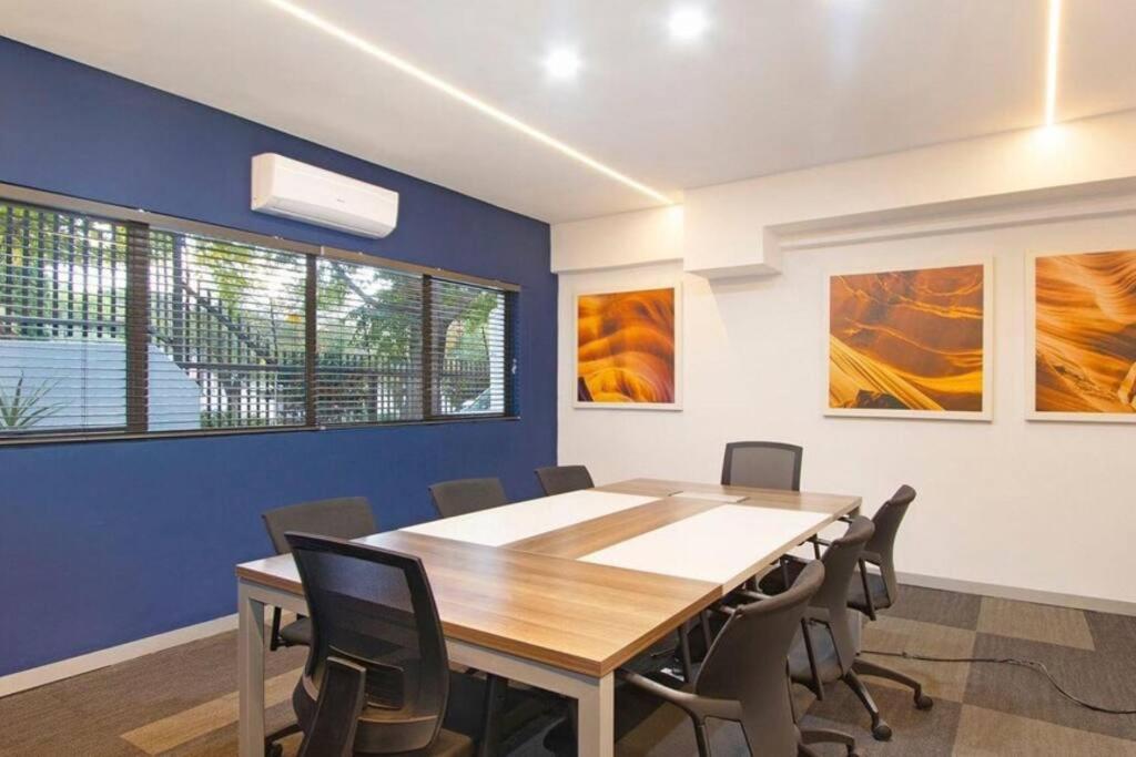 Neat and cozy apartment in central Rosebank with unlimited Wi-Fi and backup power