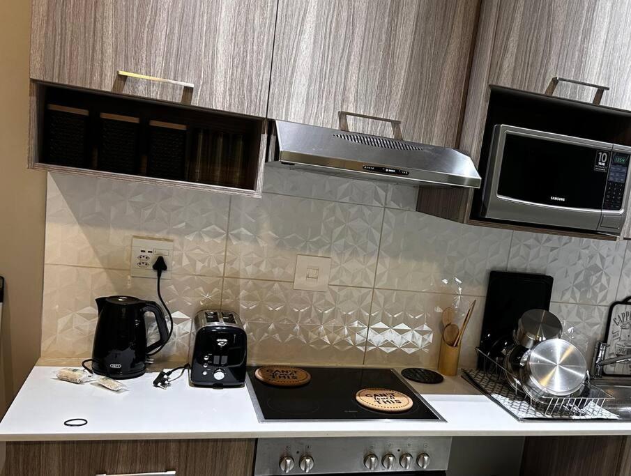 Neat and cozy apartment in central Rosebank with unlimited Wi-Fi and backup power