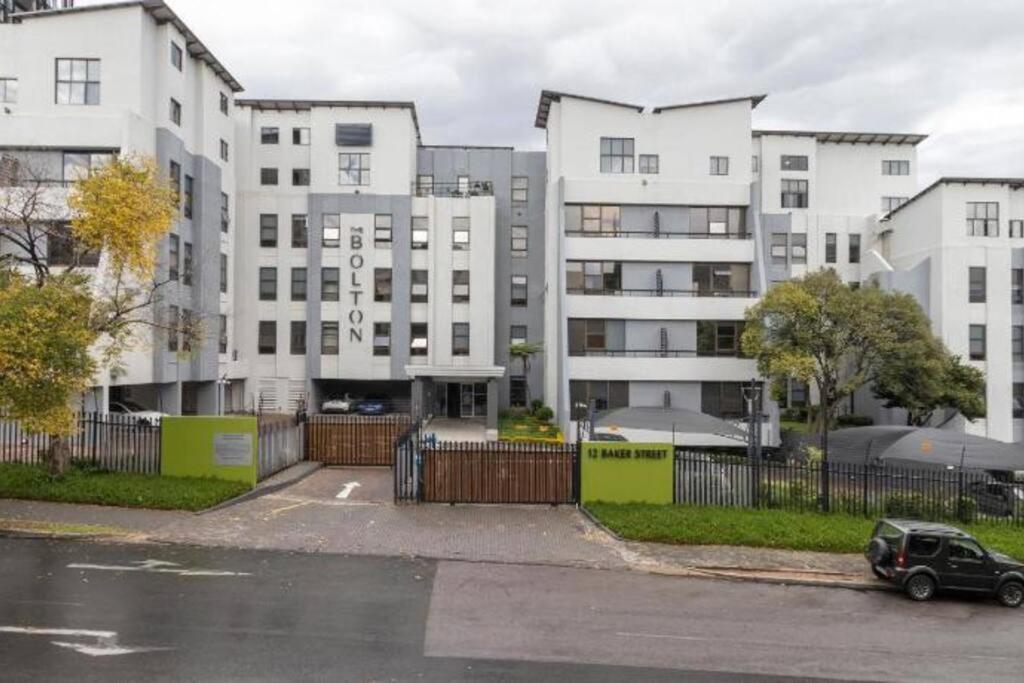 Neat and cozy apartment in central Rosebank with unlimited Wi-Fi and backup power