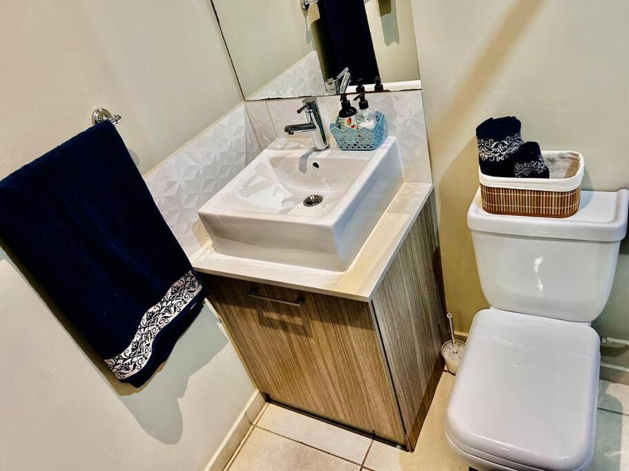 Neat and cozy apartment in central Rosebank with unlimited Wi-Fi and backup power