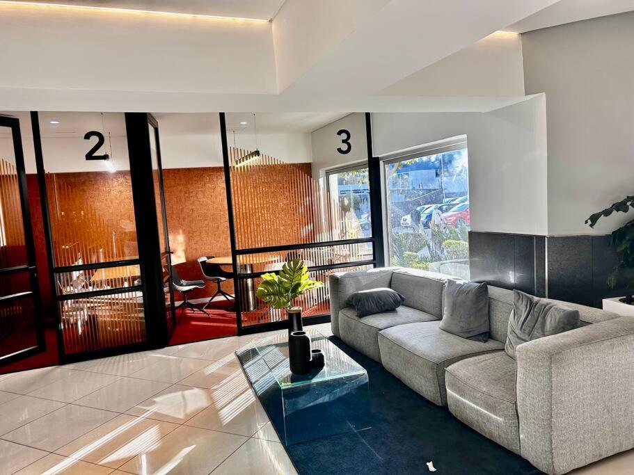 Neat and cozy apartment in central Rosebank with unlimited Wi-Fi and backup power
