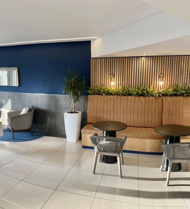 Neat and cozy apartment in central Rosebank with unlimited Wi-Fi and backup power