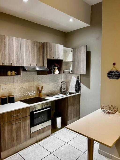Neat and cozy apartment in central Rosebank with unlimited Wi-Fi and backup power