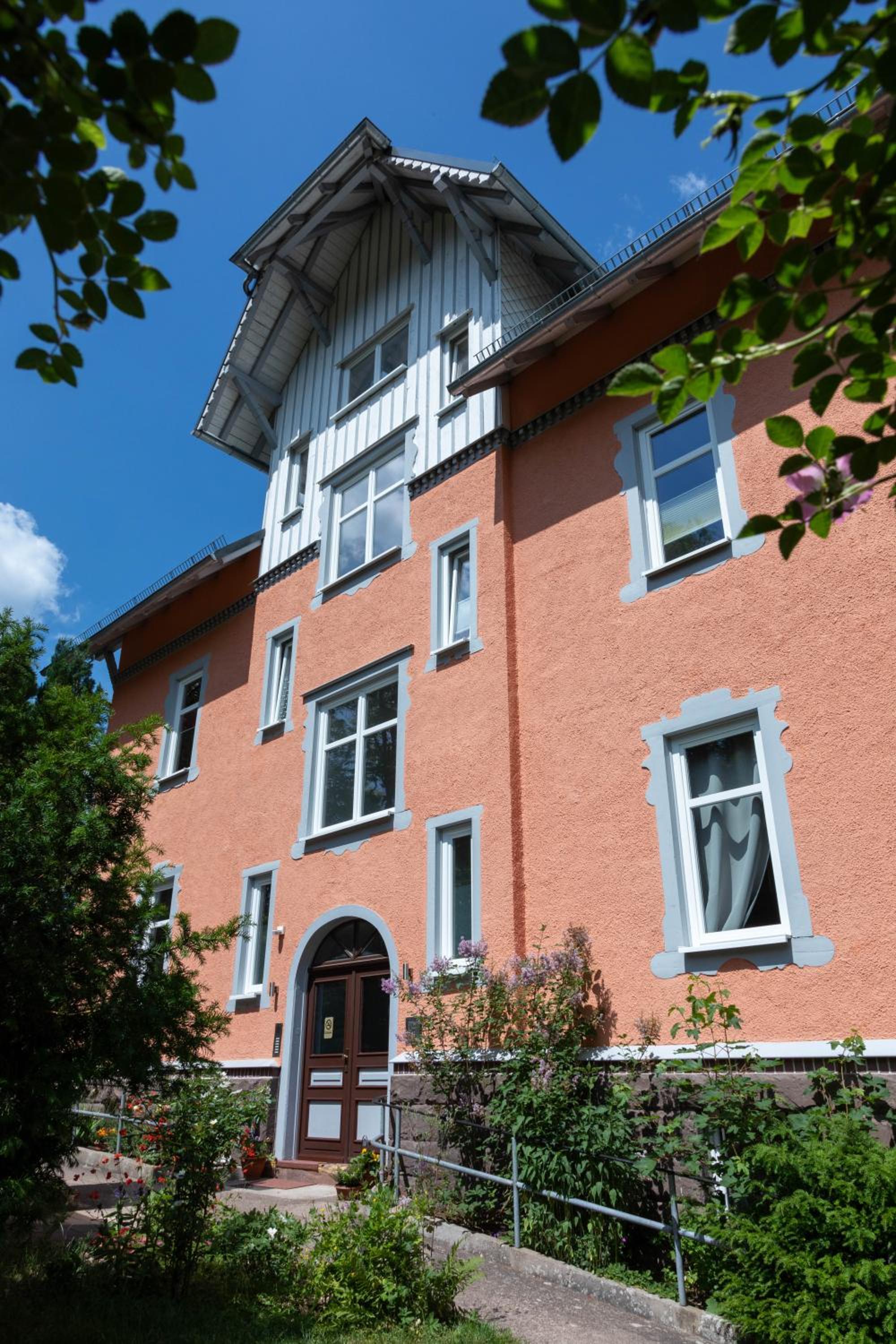 Moderne Ferienwohnung in alter Villa