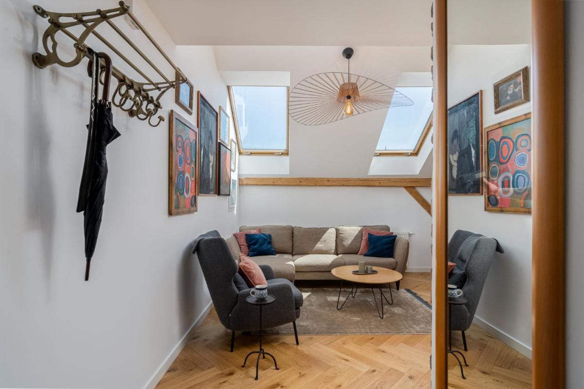 Luxury apartment in a truly PERFECT location view 2