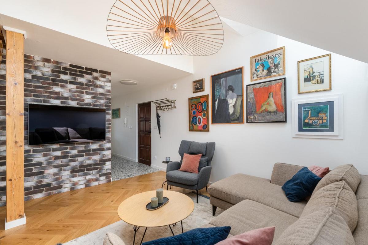 Luxury apartment in a truly PERFECT location view 4