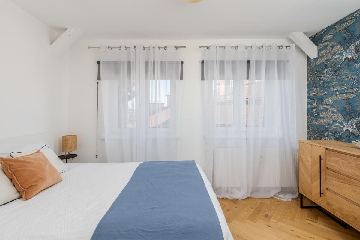 Luxury apartment in a truly PERFECT location view 5