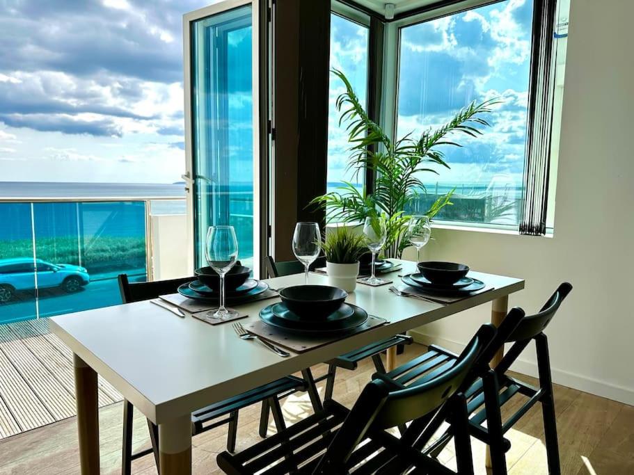 Stunning Panoramic Sea View Beach Location - Sleeps up to 4 People - Free Parking - The Best Beach! - Great Location - Fast WiFi - Smart TV - sleeps up to 