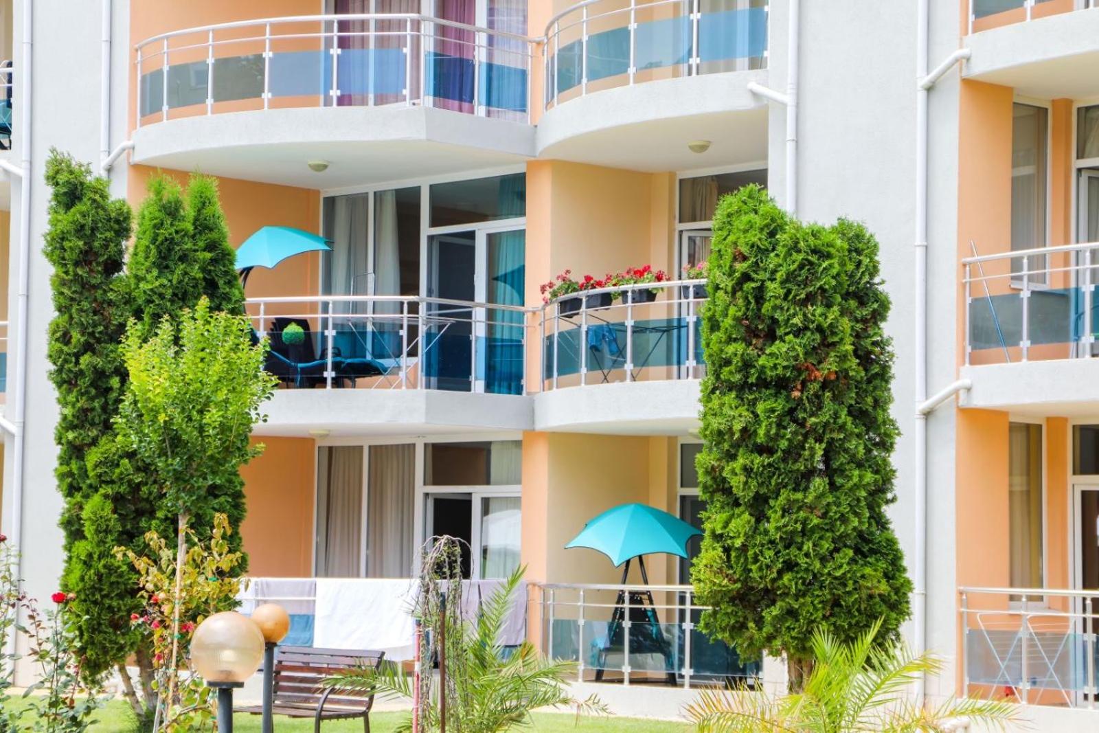 Luxury First Line apartment with pool by the sea