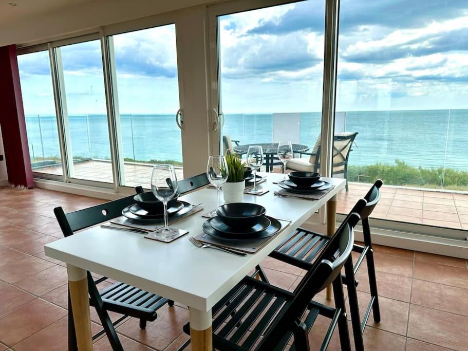 Incredible Panoramic Sea View 2 bedroom Sleeps 4 People! - Free Parking - The Best Beach! - Great Location - Fast WiFi - Smart TV - Newly decorated - sleep