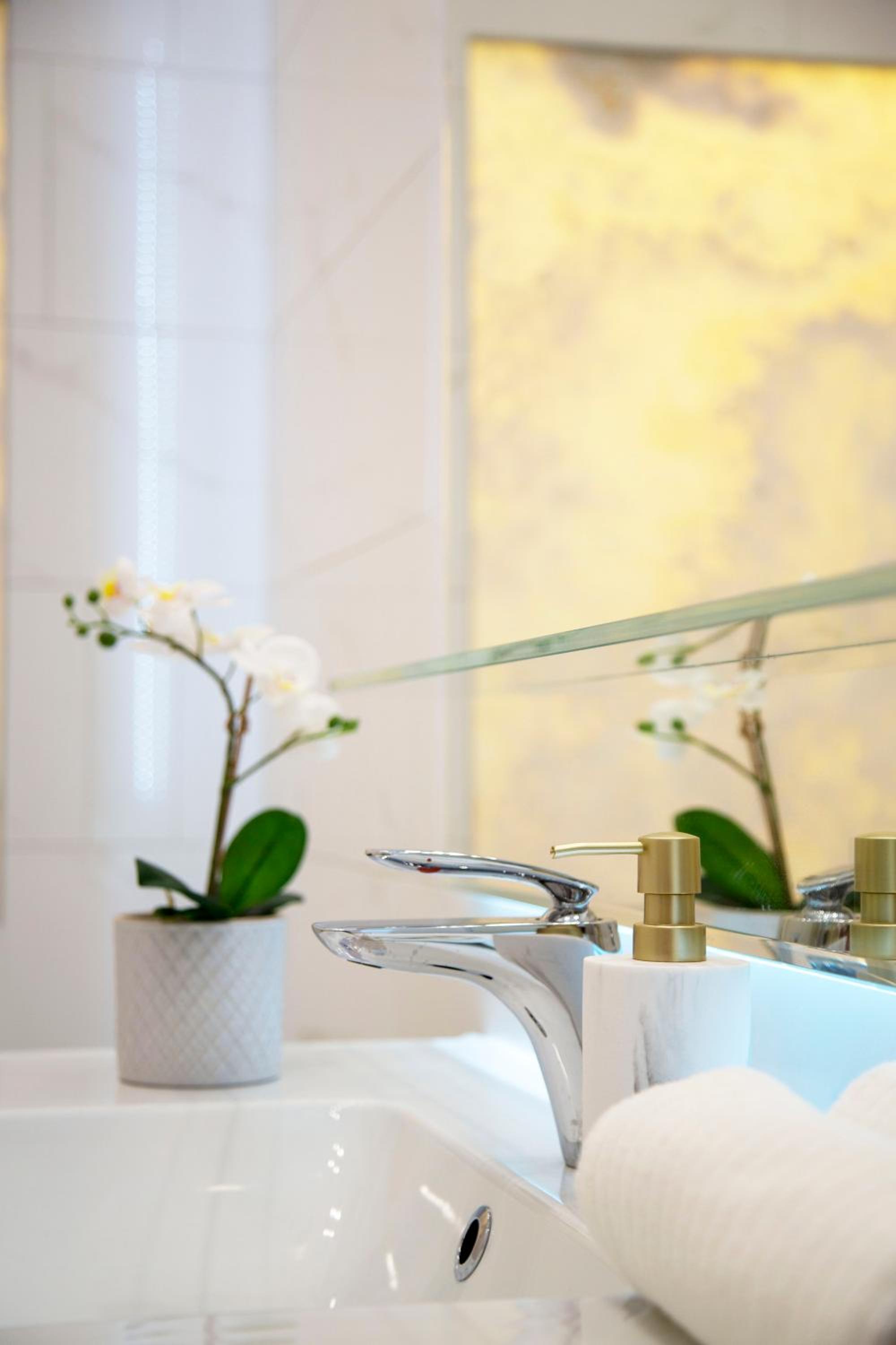 Luxurious Central Apartment next to the Danube River view 3