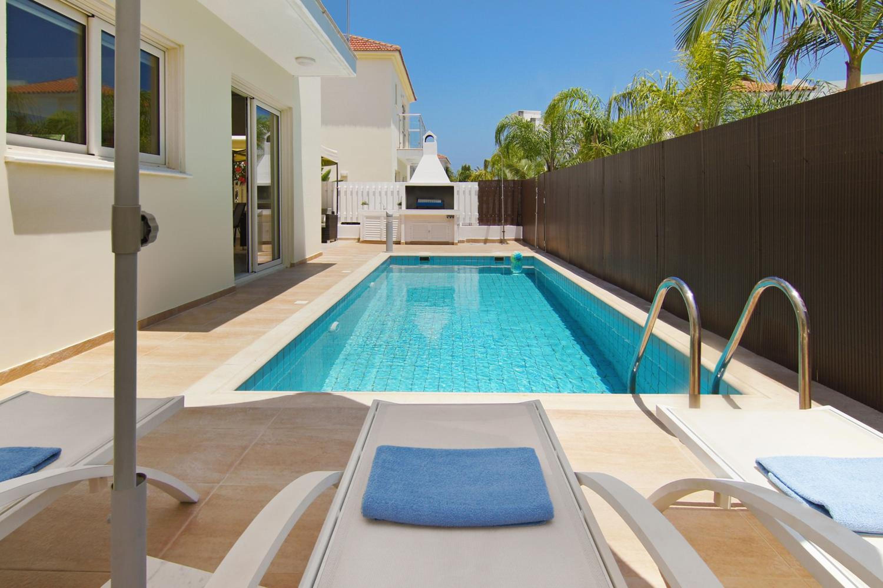 Villa Adonia - 30m from Pernera Beach