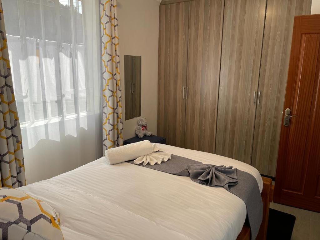 Chazil Hse AIRBNB 4BEDROOM APARTMENT view 3