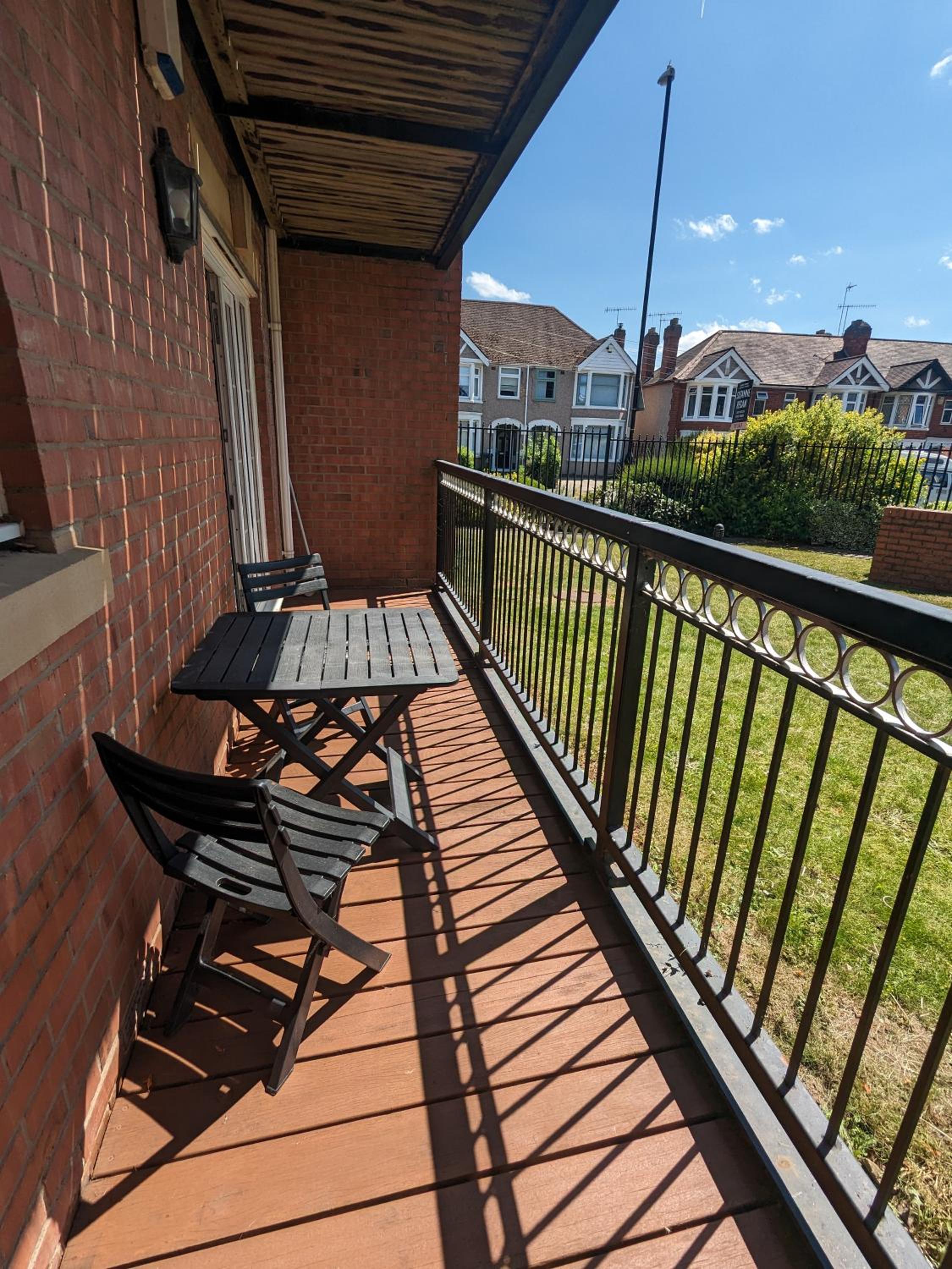 Superb Modern Apartment, FREE Secure Parking!