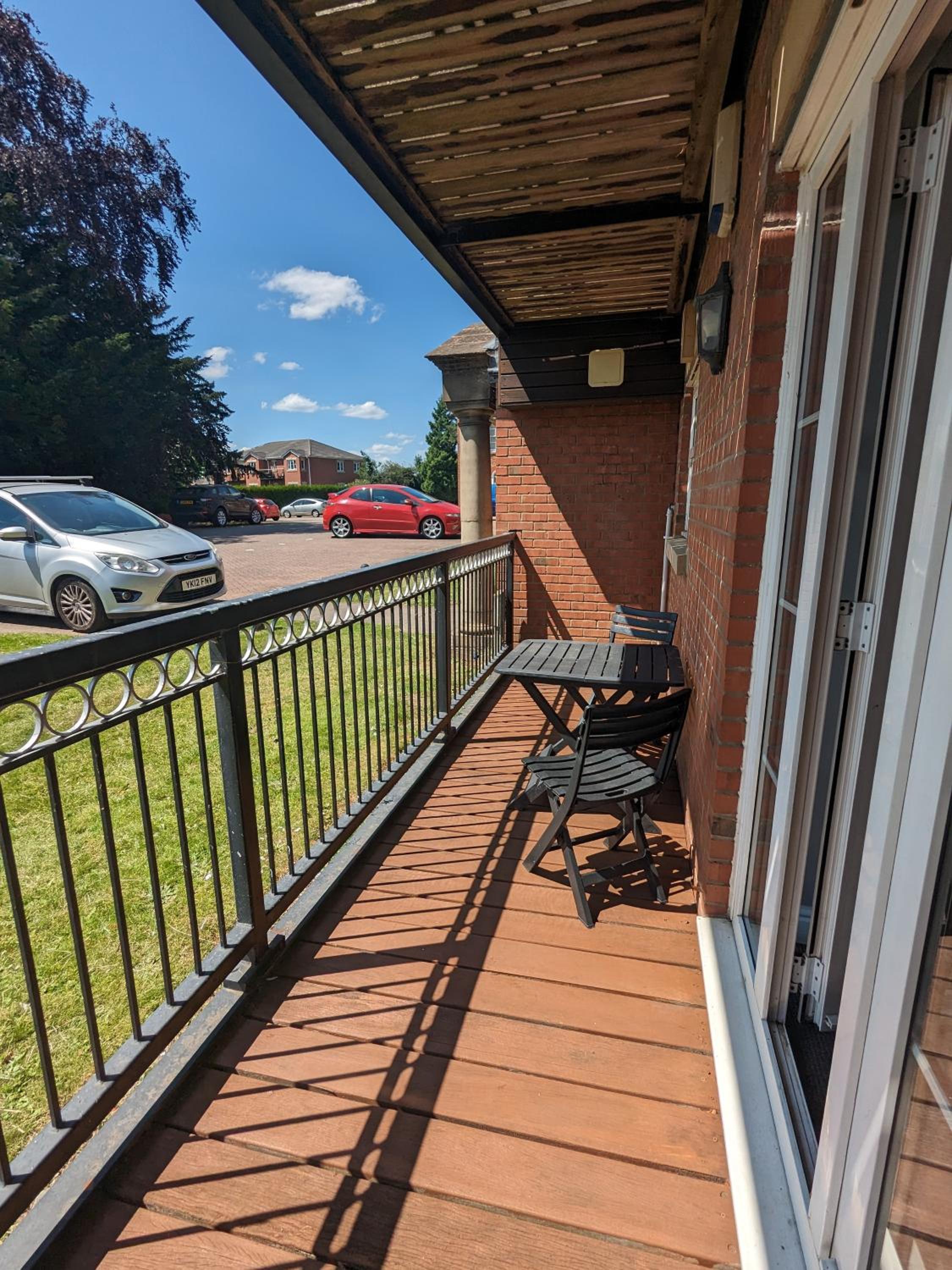 Superb Modern Apartment, FREE Secure Parking!