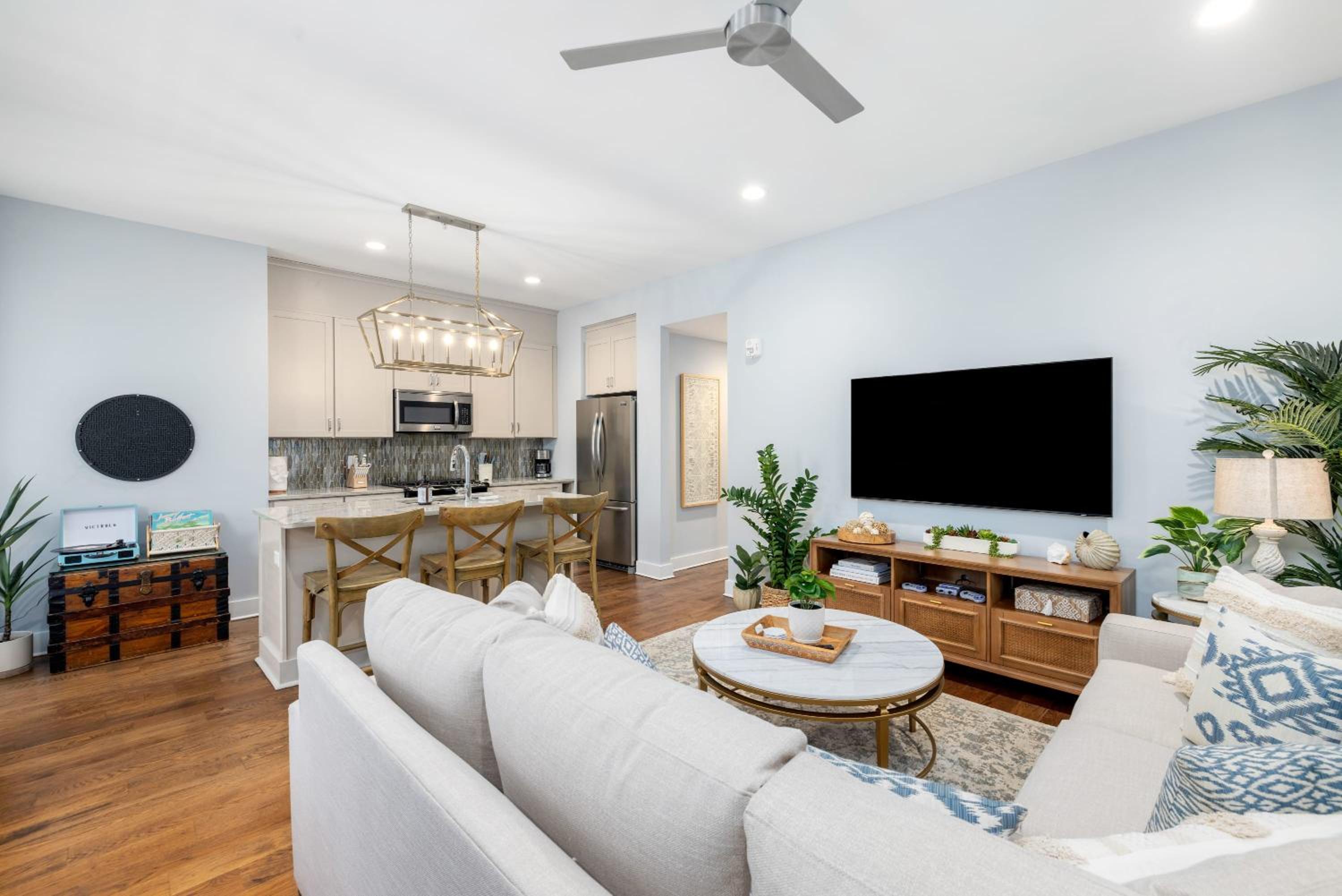 Patio Porches and Parking - 2 Blocks to King view 4