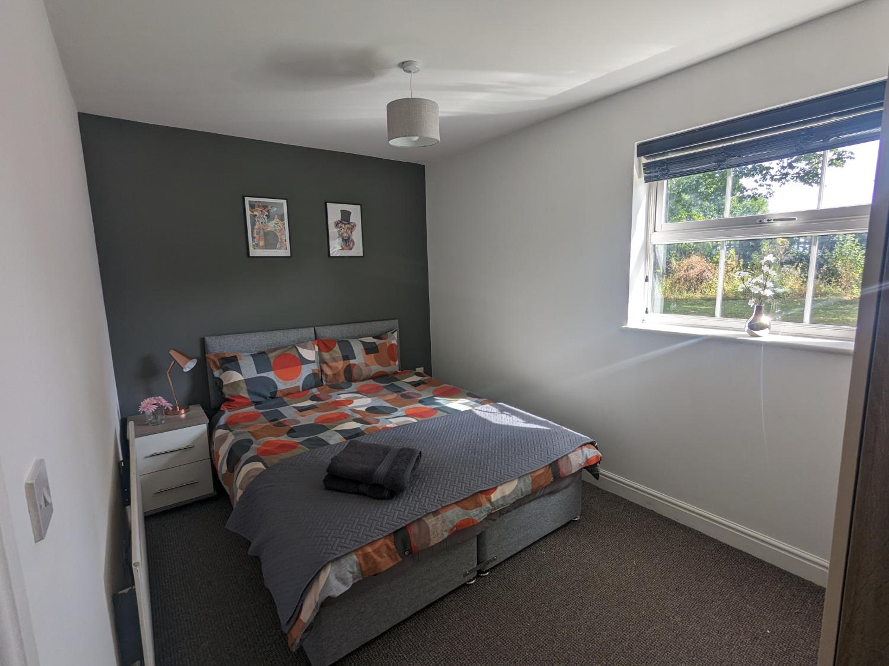 Superb Modern Apartment, FREE Secure Parking!