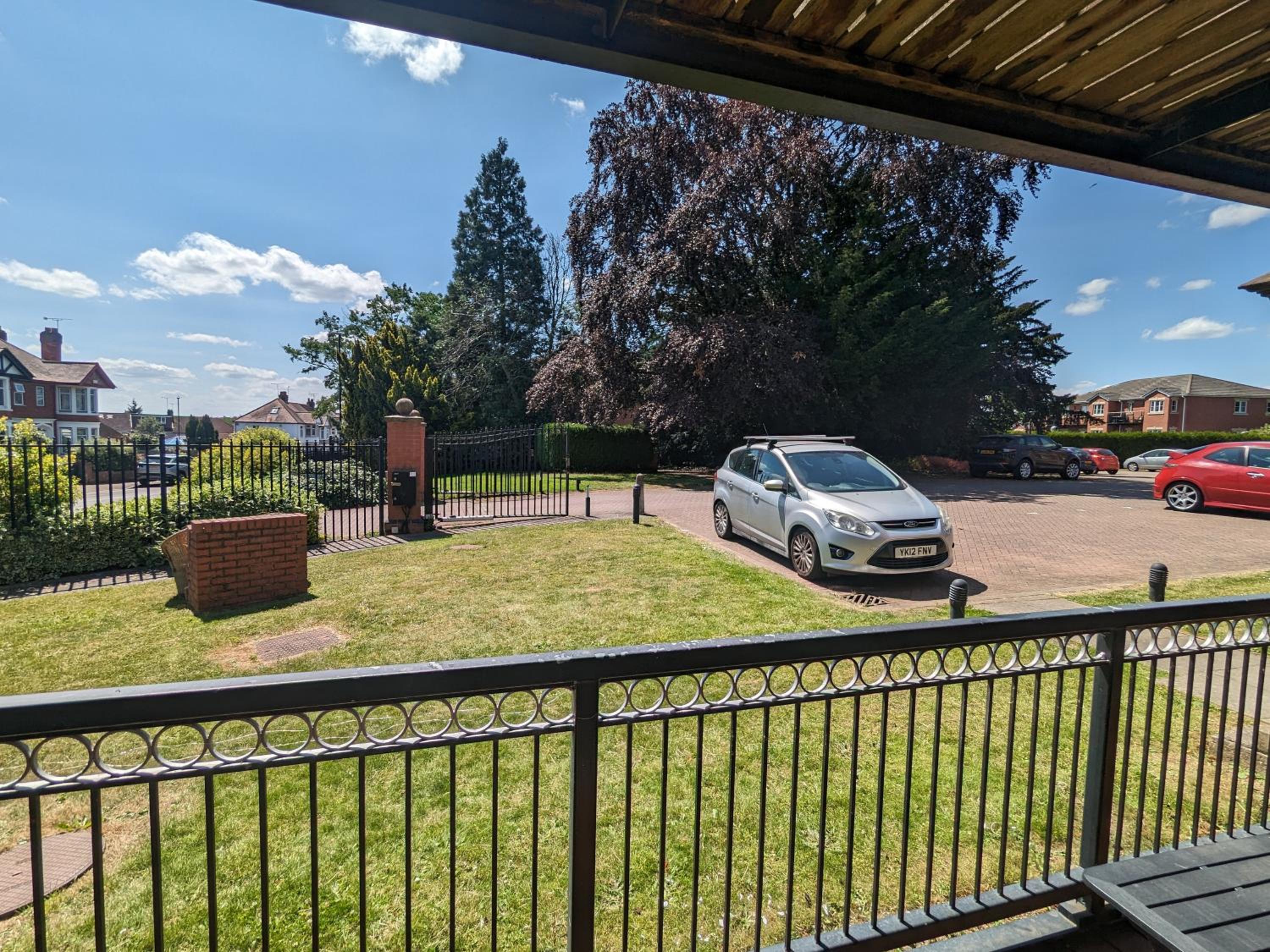 Superb Modern Apartment, FREE Secure Parking!