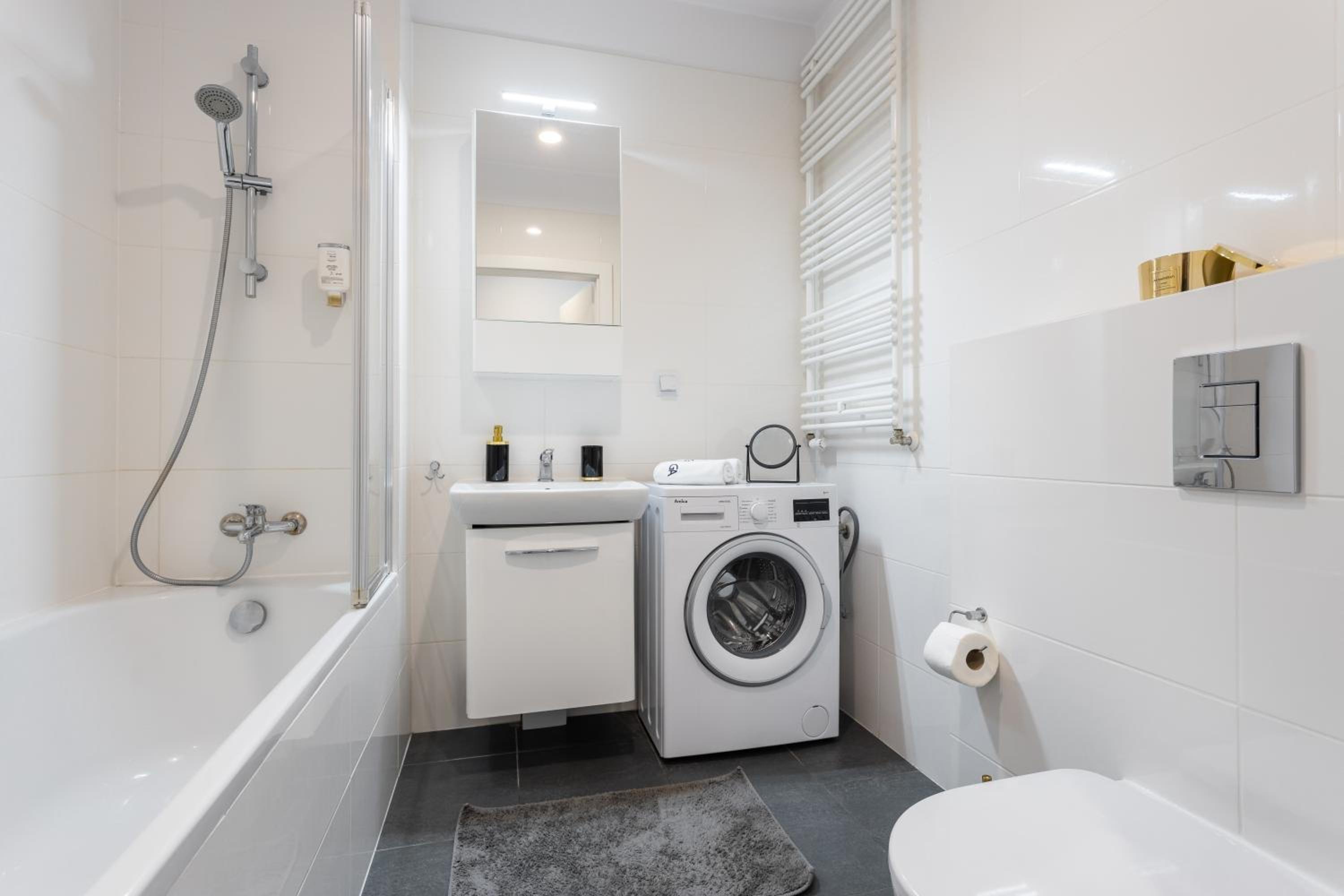 Golden Apartments Warsaw - Stylish & Sunny - Pereca Residence, City Center