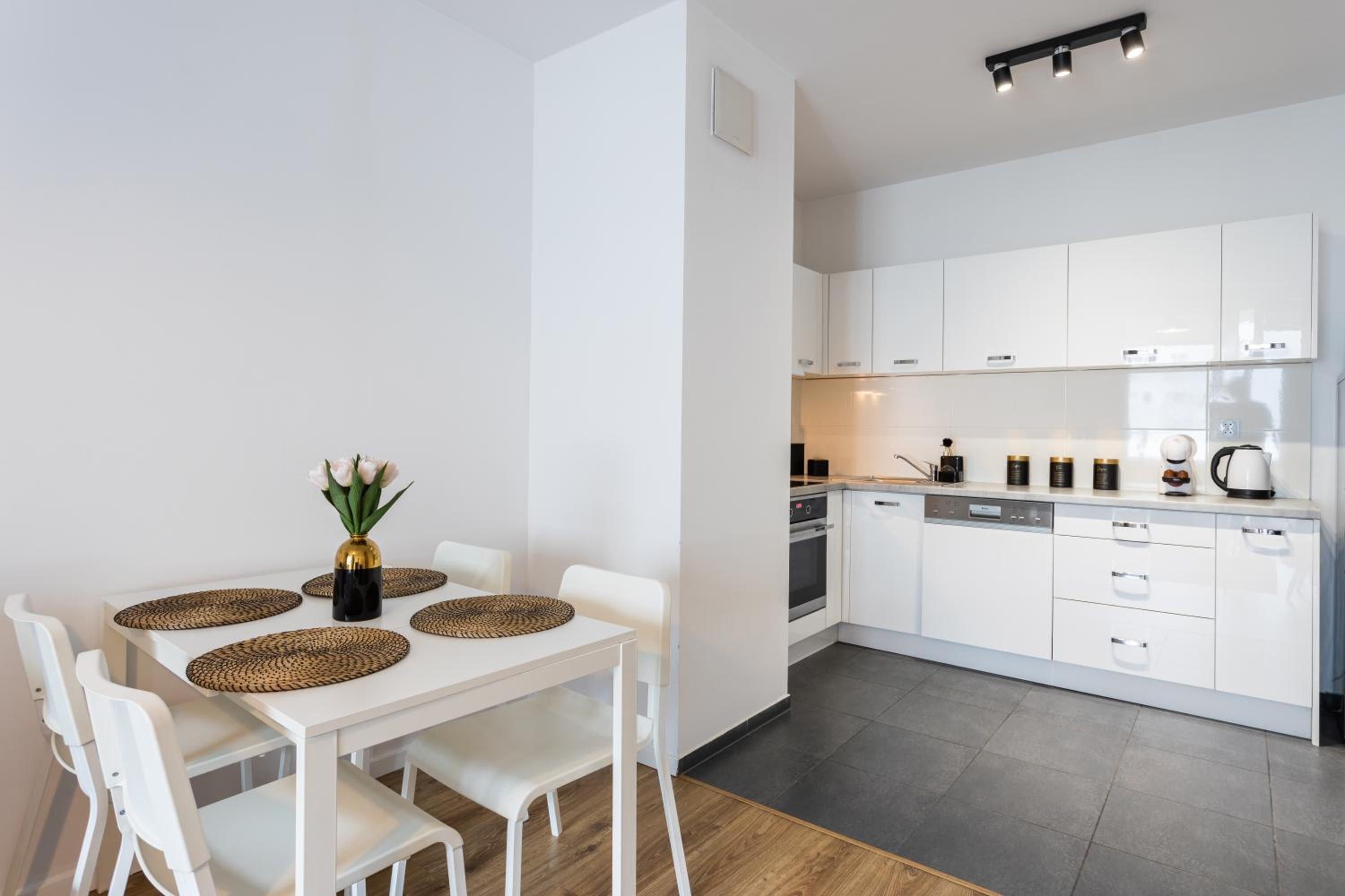 Golden Apartments Warsaw - Stylish & Sunny - Pereca Residence, City Center