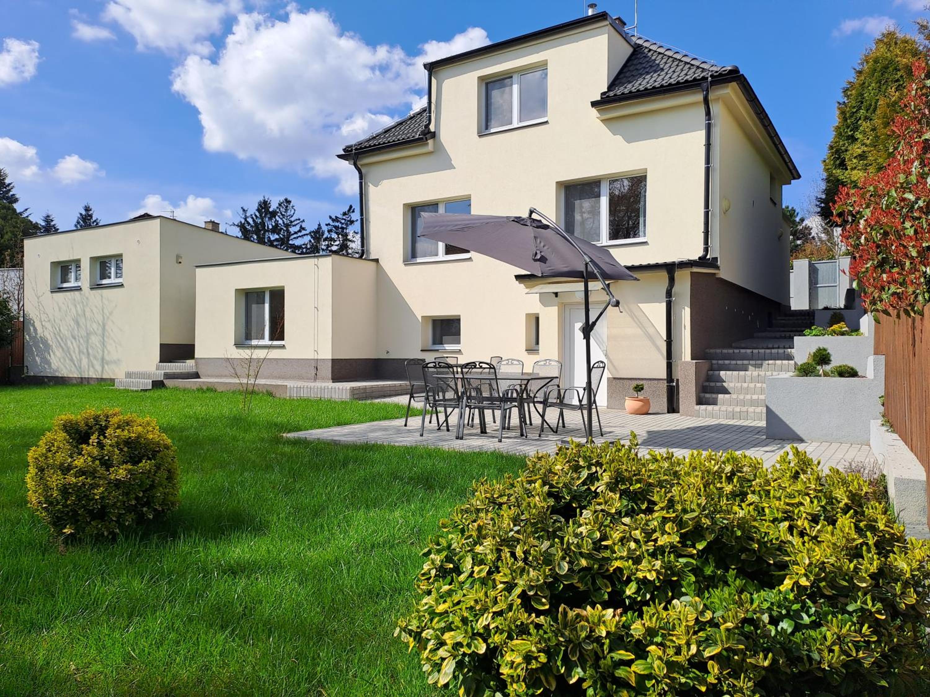 Apartmánový dům se zahradou v klidné části Prahy