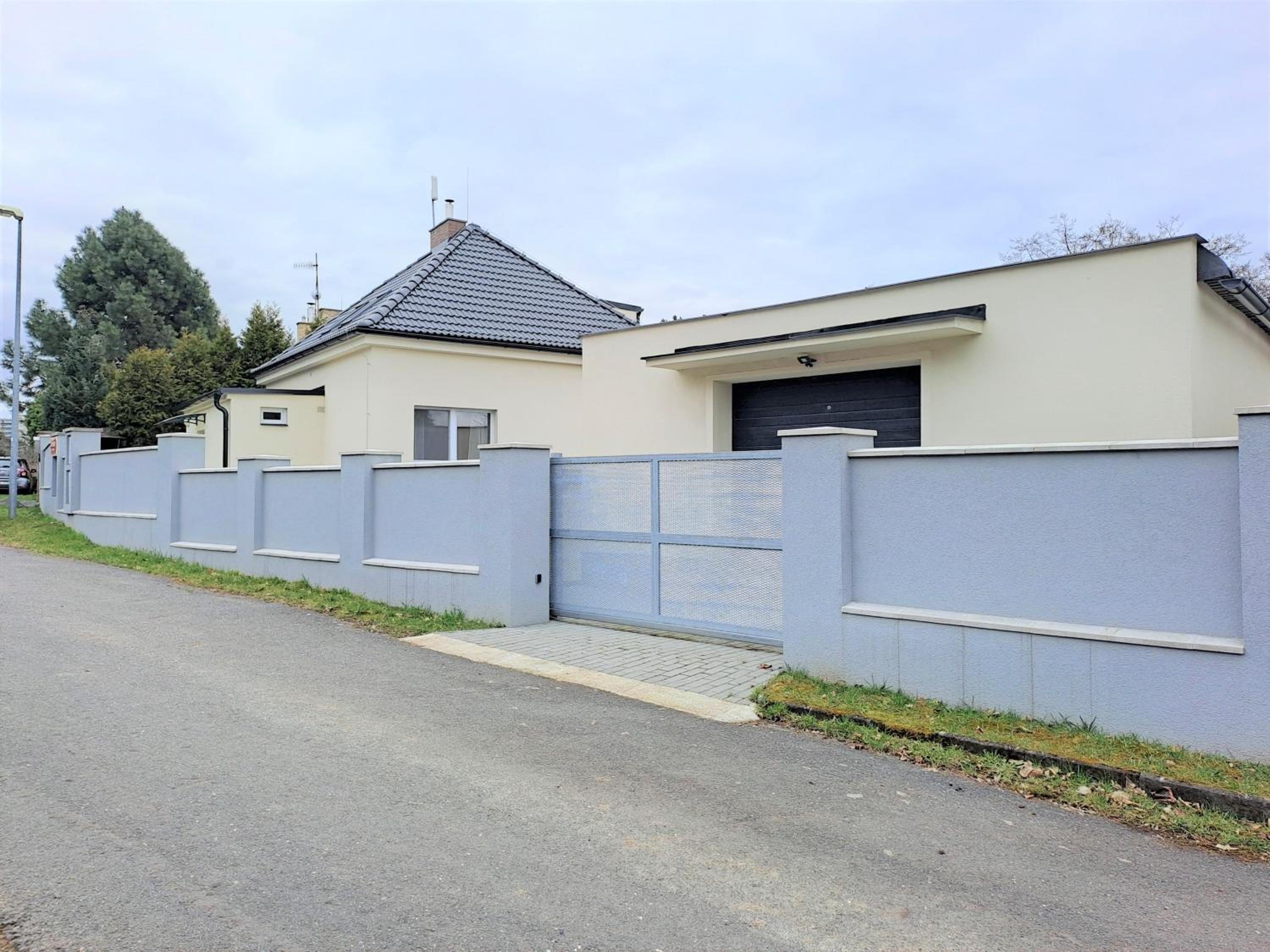 Apartmánový dům se zahradou v klidné části Prahy