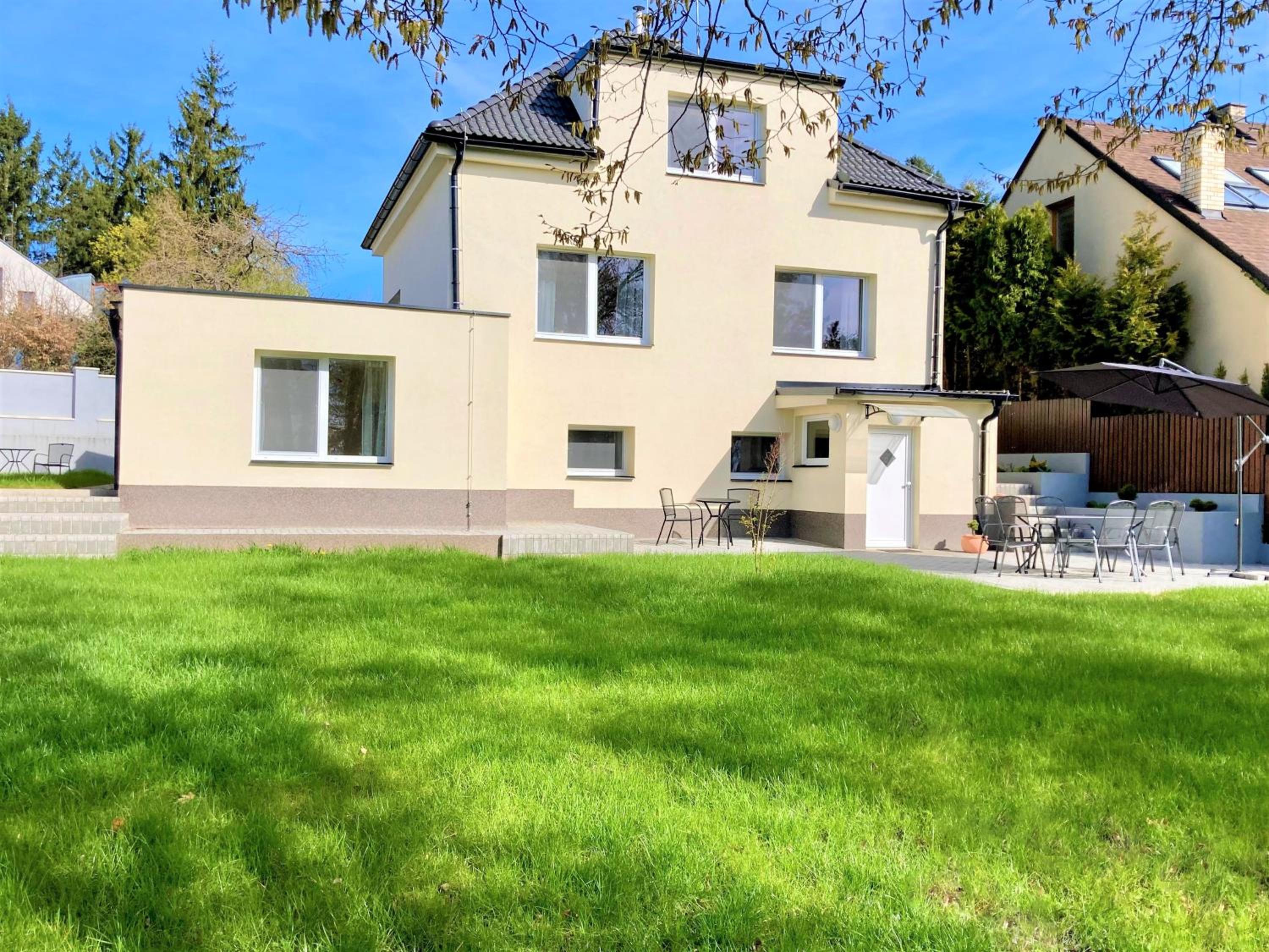 Apartmánový dům se zahradou v klidné části Prahy