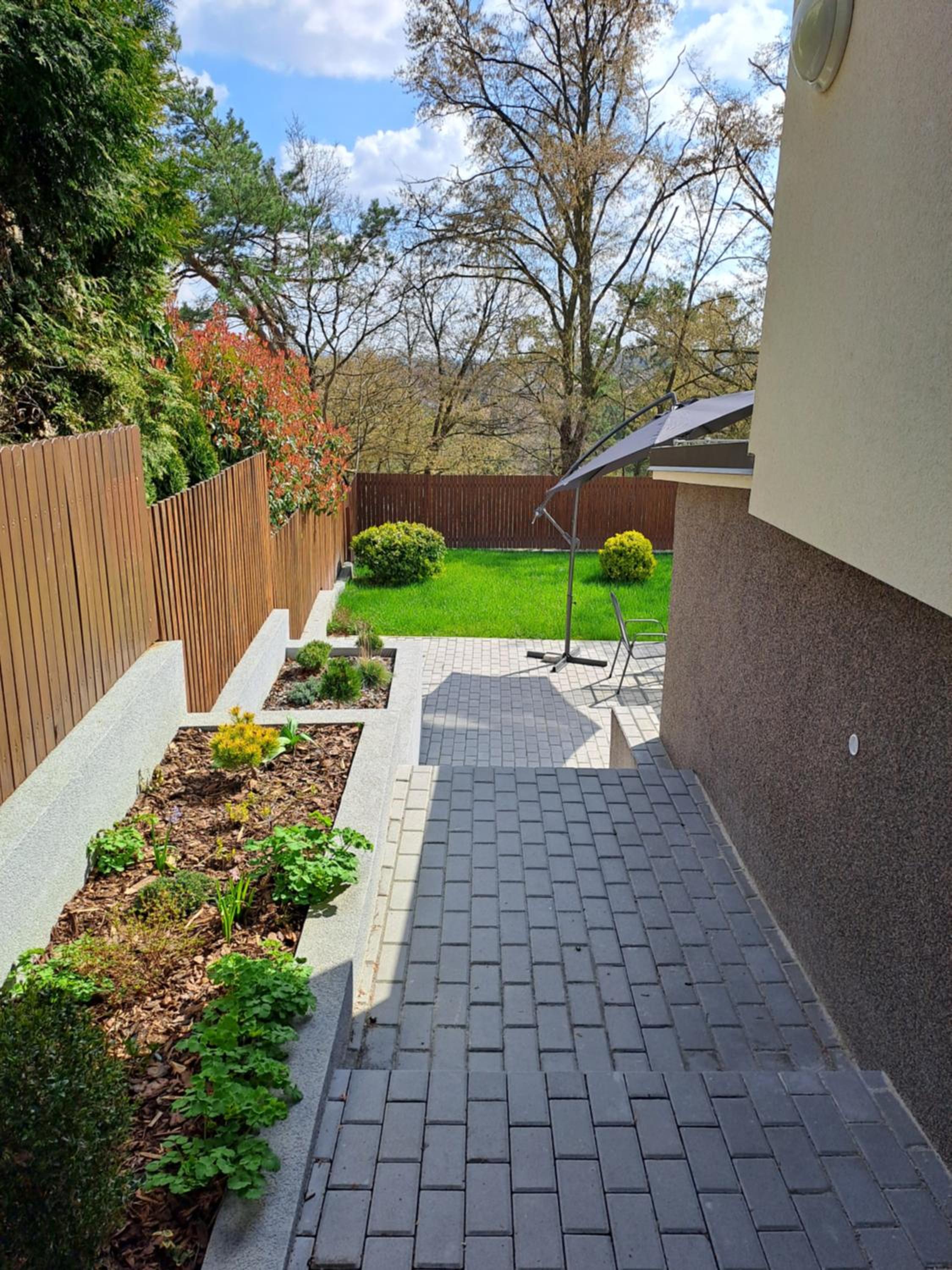 Apartmánový dům se zahradou v klidné části Prahy