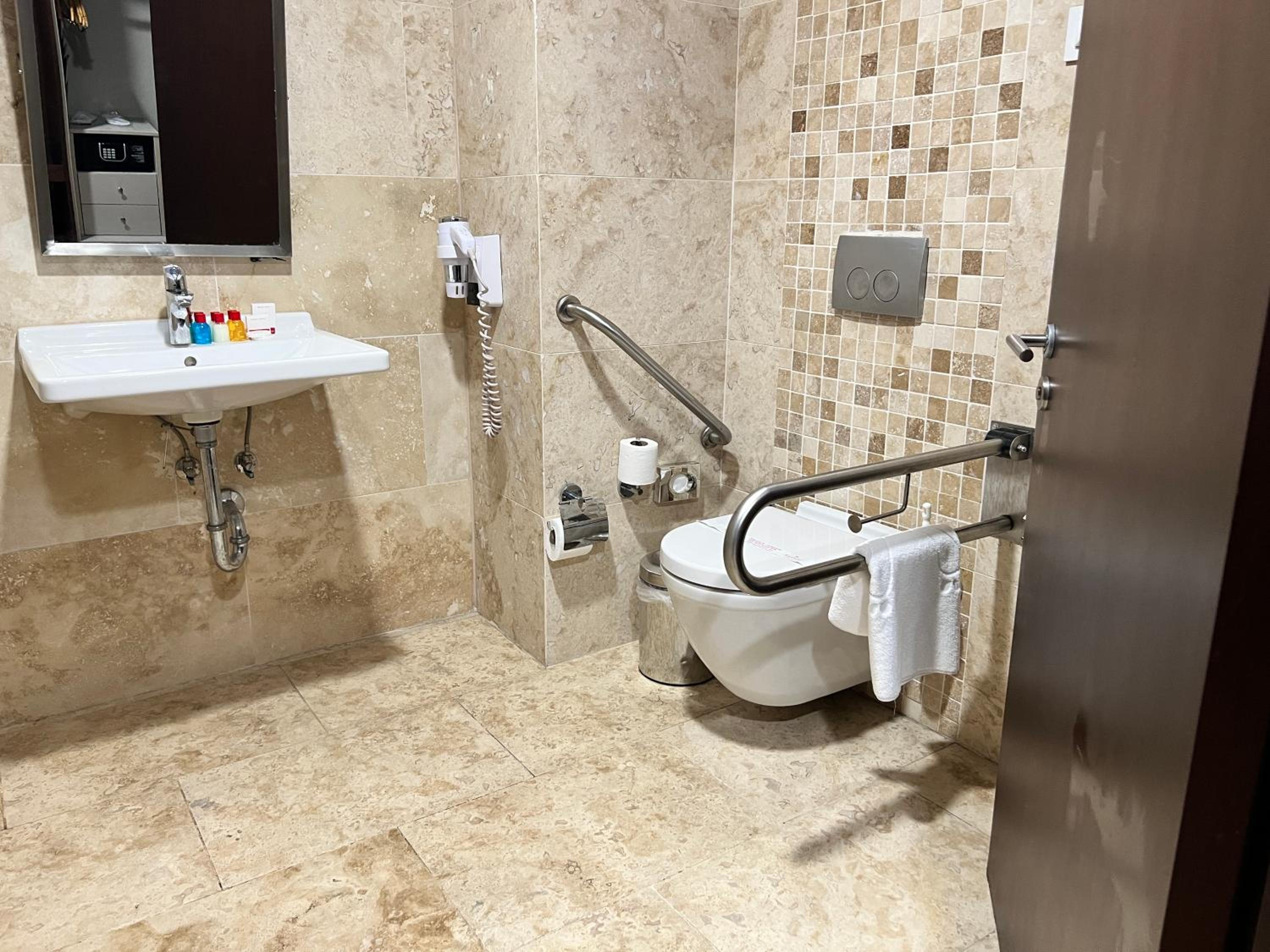Ramada Otel & Suites by Wyndham İstanbul Merter - Image 134